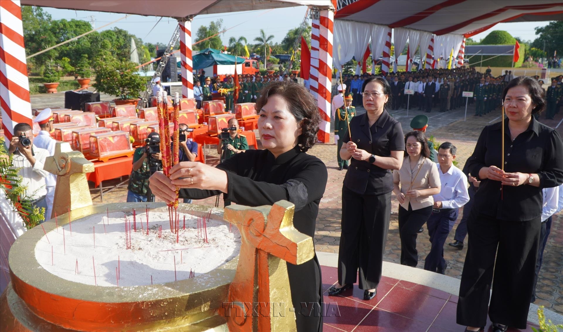 Phó Chủ tịch Quốc hội Nguyễn Thị Hồng thăm, tặng quà người có công tại tỉnh Đồng Tháp