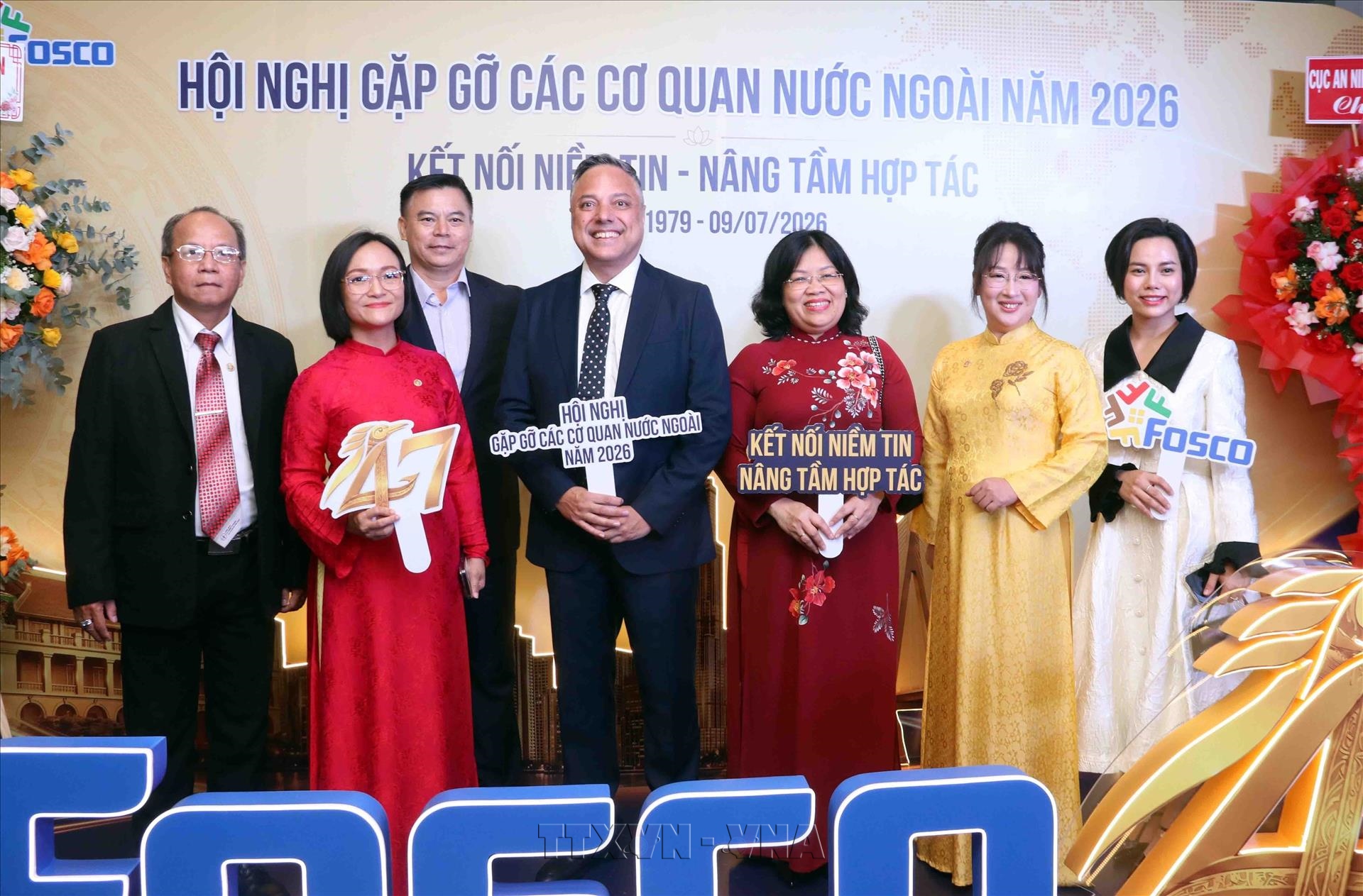 Cầu nối tin cậy với cộng đồng quốc tế