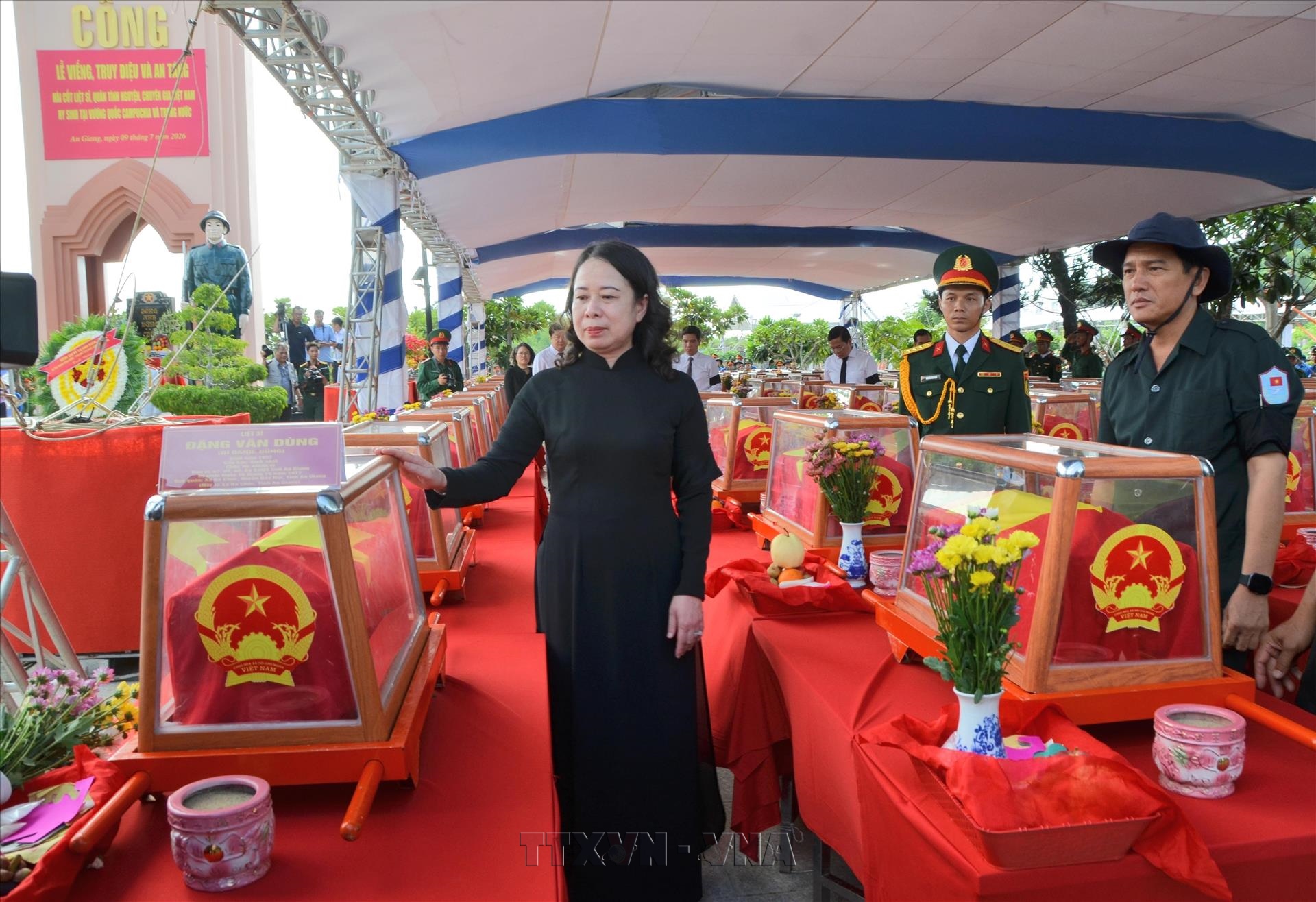 Phó Chủ tịch nước dự Lễ truy điệu, an táng hài cốt liệt sĩ tại An Giang