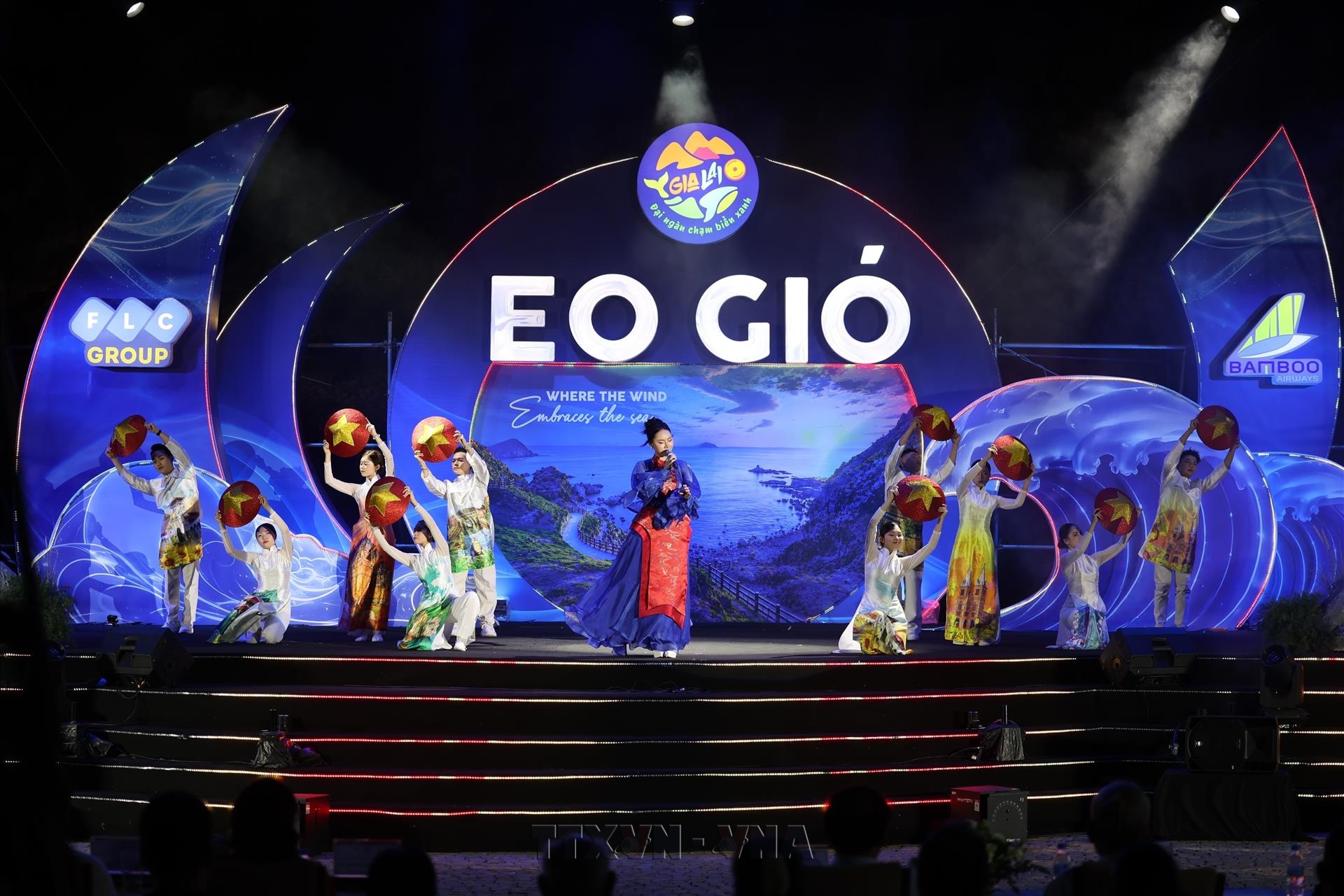 Hàng nghìn người tham dự đại nhạc hội Eo Gió - Vũ điệu biển xanh