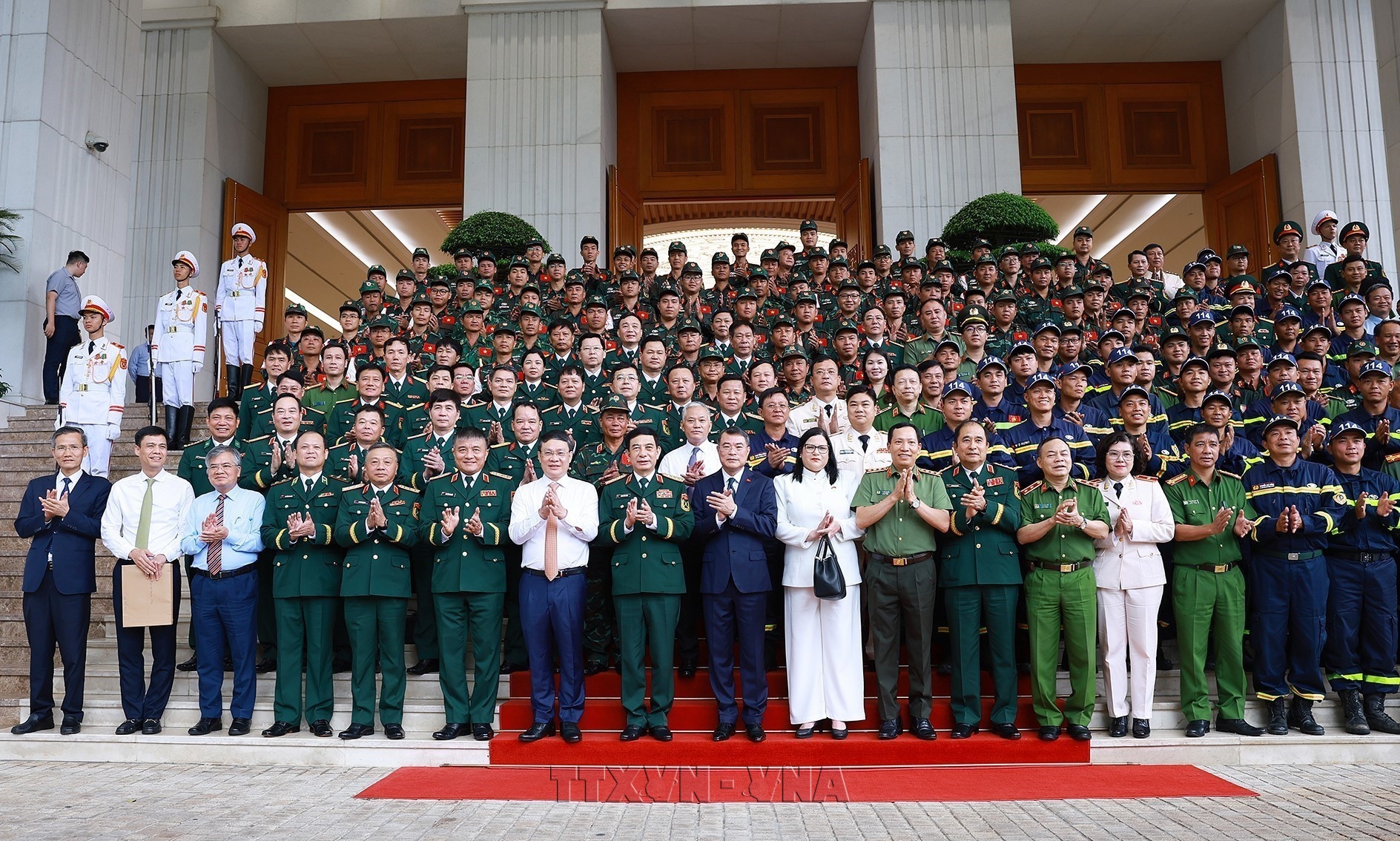 Thủ tướng Chính phủ tặng Bằng khen cho tập thể, cá nhân thực hiện nhiệm vụ khắc phục hậu quả thảm họa động đất tại Venezuela