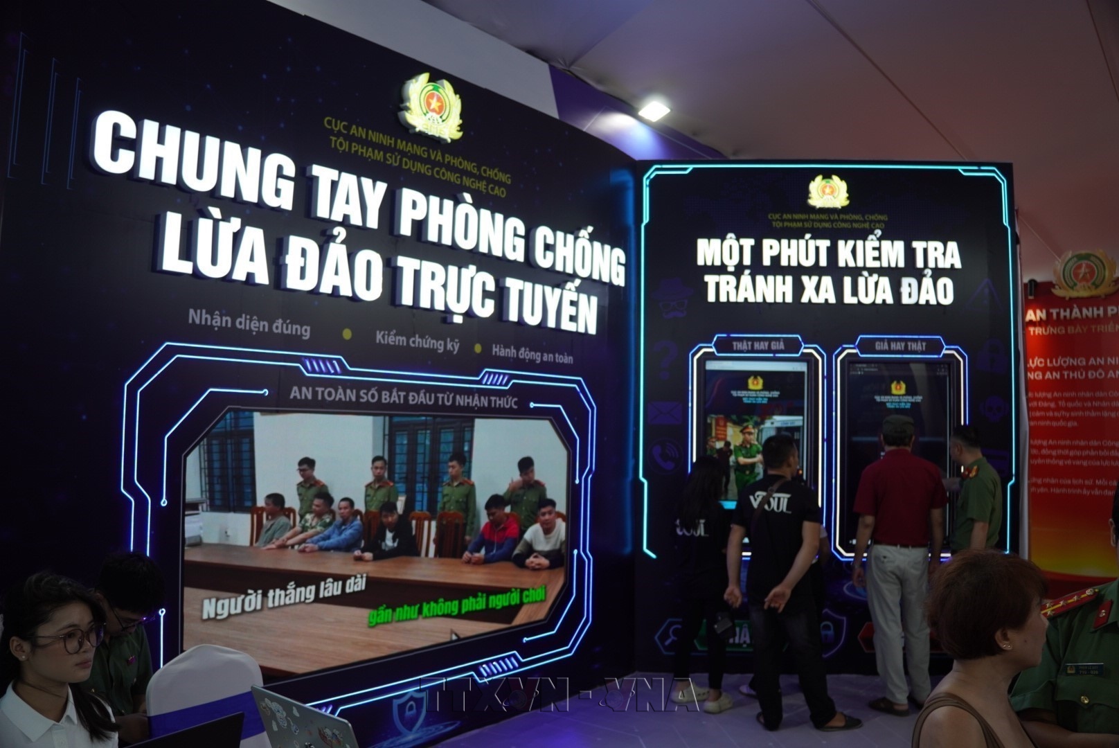 Nhận diện bẫy lừa đảo trực tuyến qua triển lãm Bức tường An ninh mạng