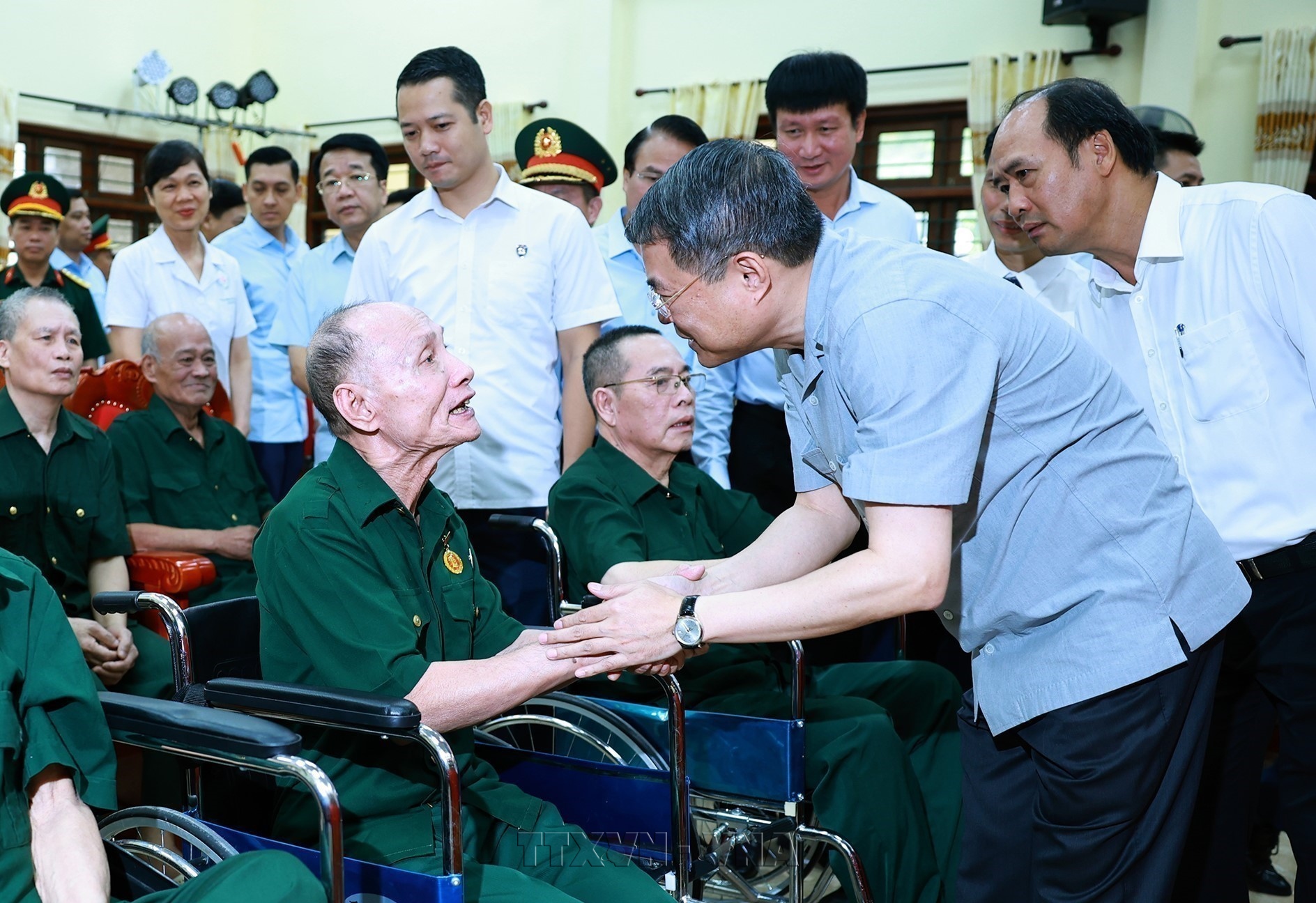 Premier vietnamita pide continuar atendiendo a personas con méritos revolucionarios