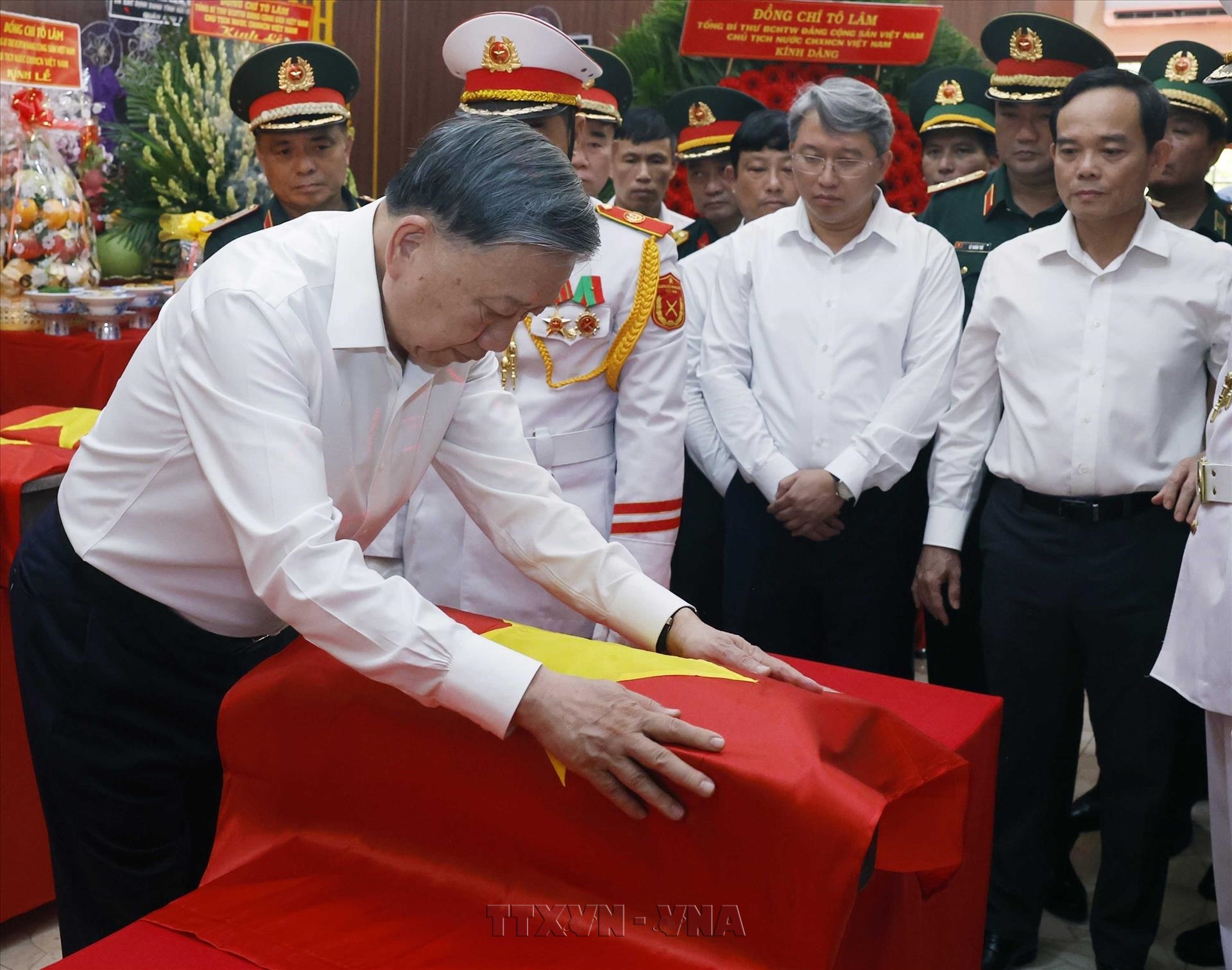 Tổng Bí thư, Chủ tịch nước dâng hương tưởng niệm Anh hùng liệt sĩ và kiểm tra công tác tìm kiếm, quy tập hài cốt liệt sĩ tại Công viên Lê Thị Riêng