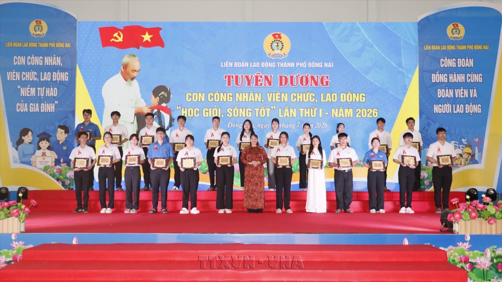 Trao gần 2 tỷ đồng voucher hỗ trợ đoàn viên, người lao động