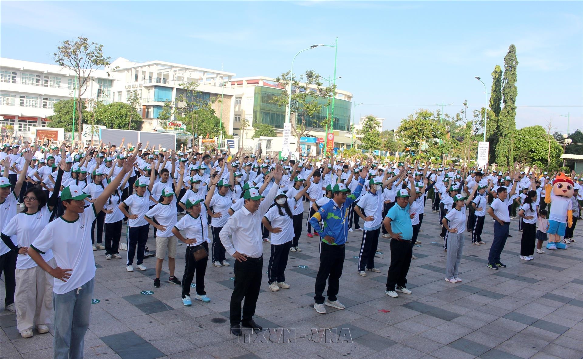 Hơn 1.000 người tham gia Chương trình Toàn dân tập luyện thể dục thể thao