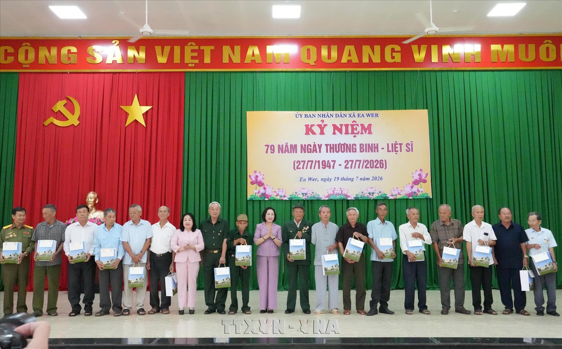 Phó Chủ tịch Quốc hội Nguyễn Thị Thanh thăm, tặng quà gia đình chính sách ở Đắk Lắk