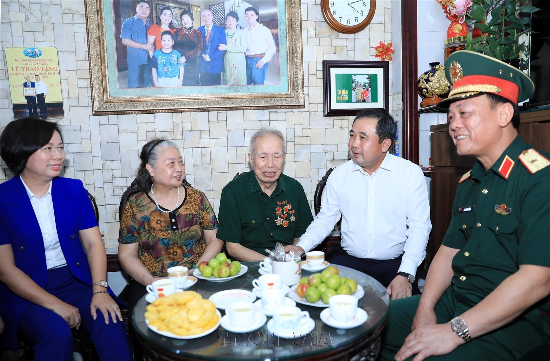 Bí thư Thành ủy Hà Nội thăm, tặng quà các thương binh tiêu biểu phường Hoàn Kiếm