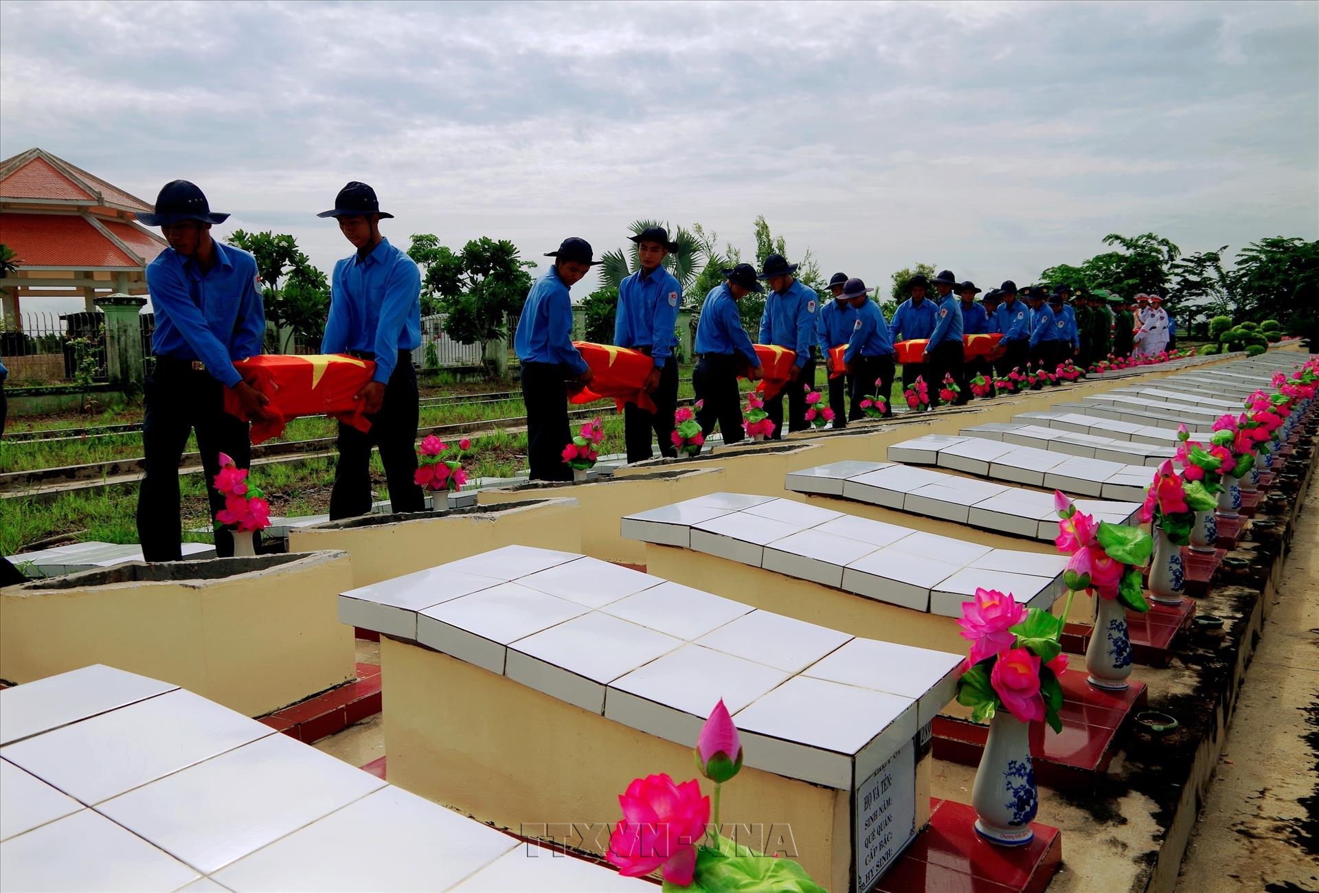 Ngôi mộ của 120 người lính và hành trình trở về
