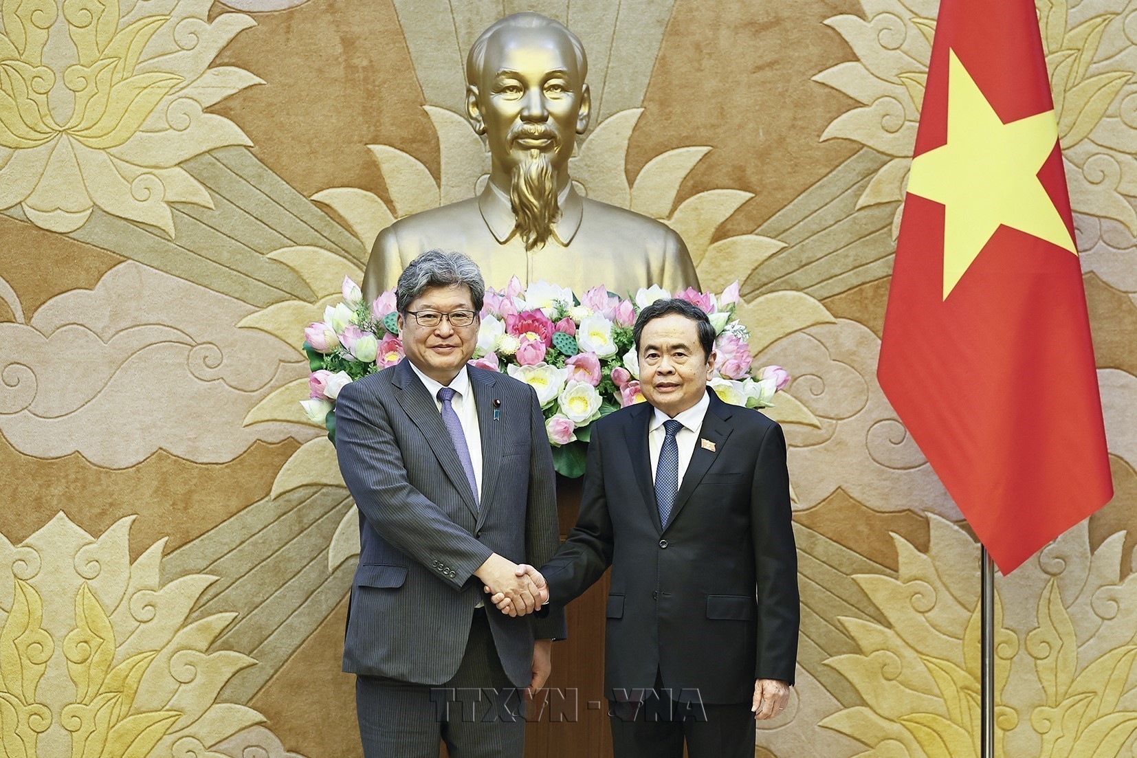 Presidente del Parlamento de Vietnam recibe a dirigente del Partido Liberal Democrático de Japón