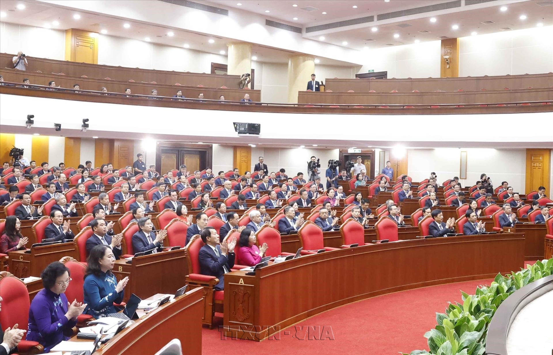Thông cáo báo chí về ngày làm việc thứ ba Hội nghị lần thứ ba Ban Chấp hành Trung ương Đảng khóa XIV
