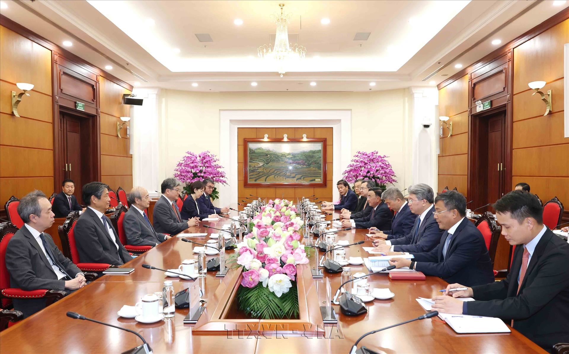 Vietnam y Japón impulsan una cooperación más estrecha entre sus partidos gobernantes