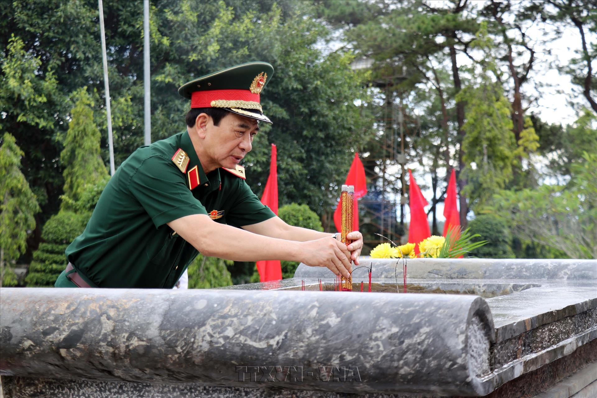 Phó Thủ tướng Phan Văn Giang thăm, tặng quà người có công với cách mạng tại tỉnh Lâm Đồng