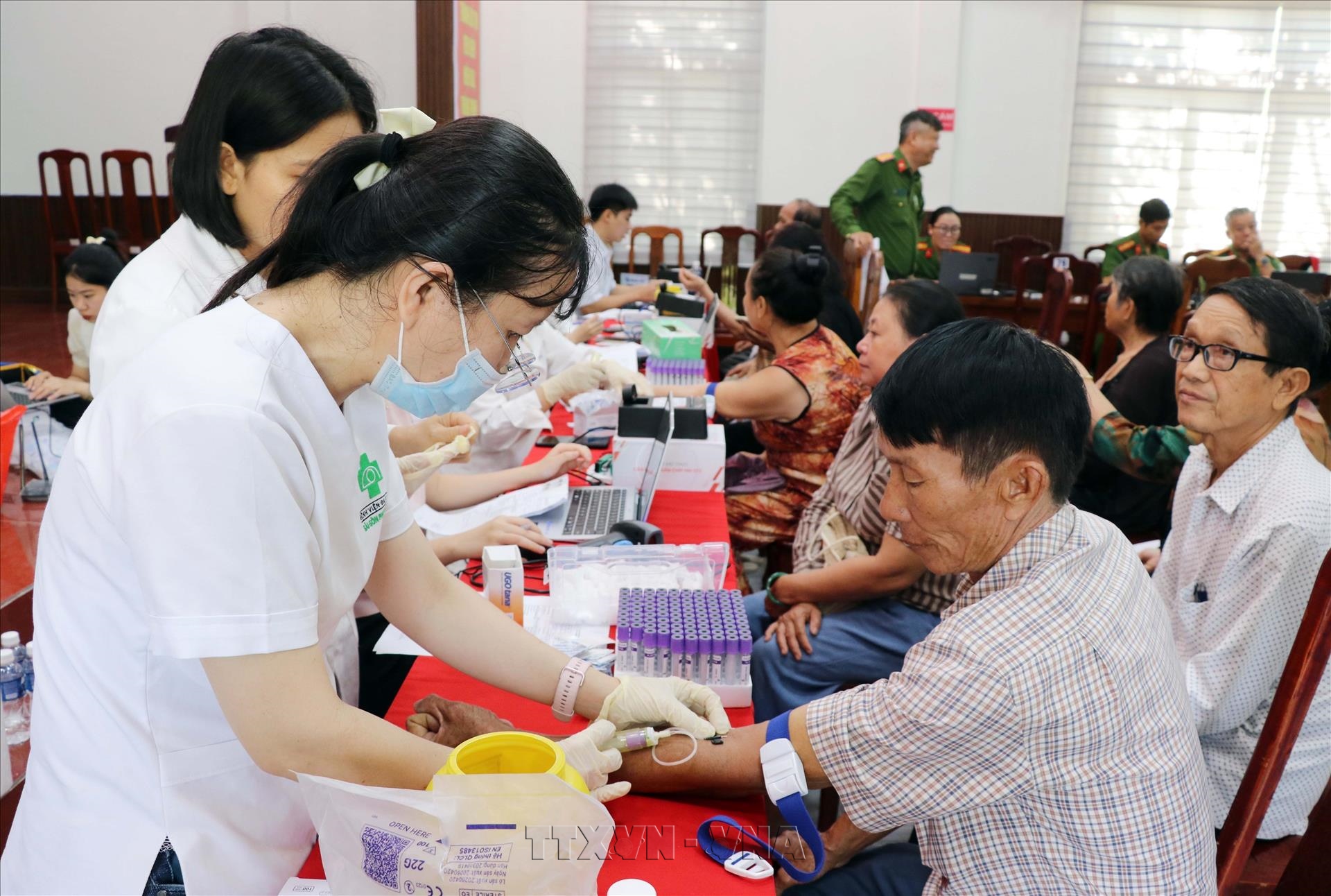 Khanh Hoa collects DNA samples from relatives of unidentified fallen martyrs