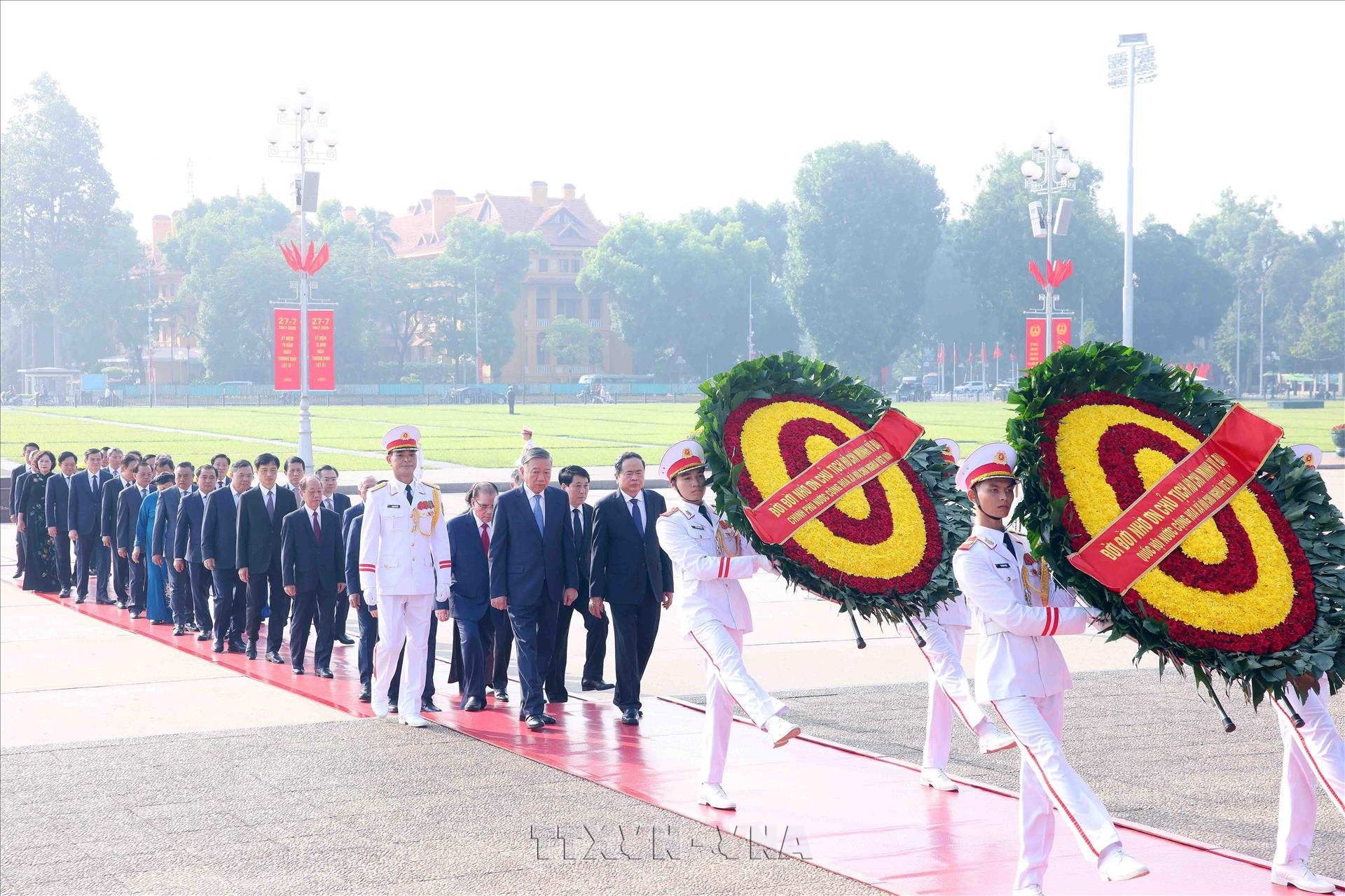 Les dirigeants rendent hommage aux Héros morts pour la Patrie et au Président Hô Chi Minh