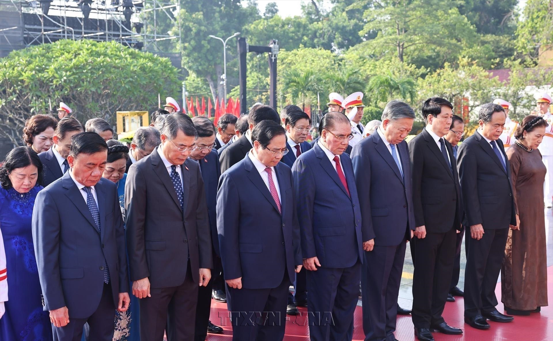 Party, State leaders pay tribute to heroic martyrs, President Ho Chi Minh