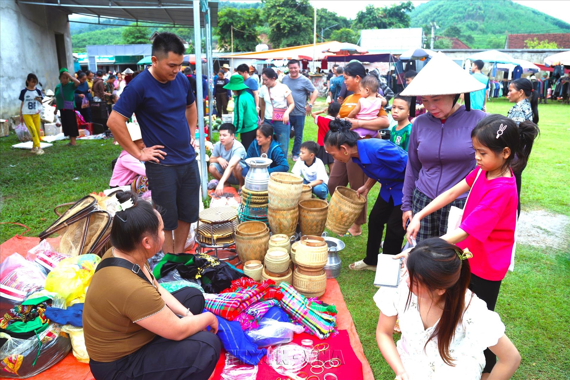 Trải nghiệm không gian văn hóa độc đáo ở các chợ phiên vùng cao miền Tây xứ Nghệ