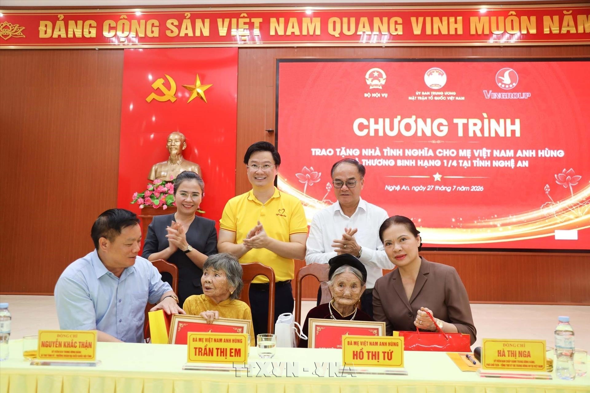 Trao nhà tình nghĩa tặng Mẹ Việt Nam Anh hùng và thương, bệnh binh tại Nghệ An