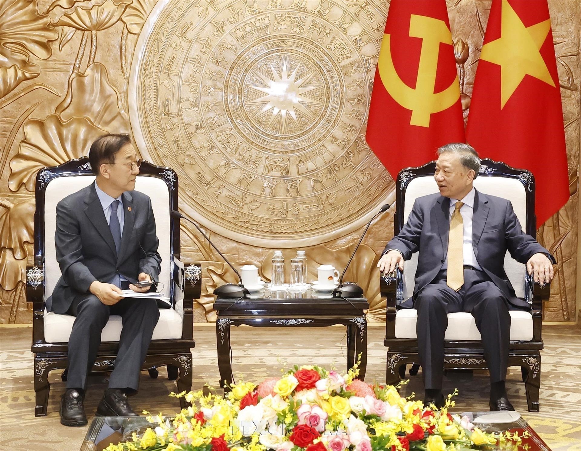 Party General Secretary and State President receives Korean minister