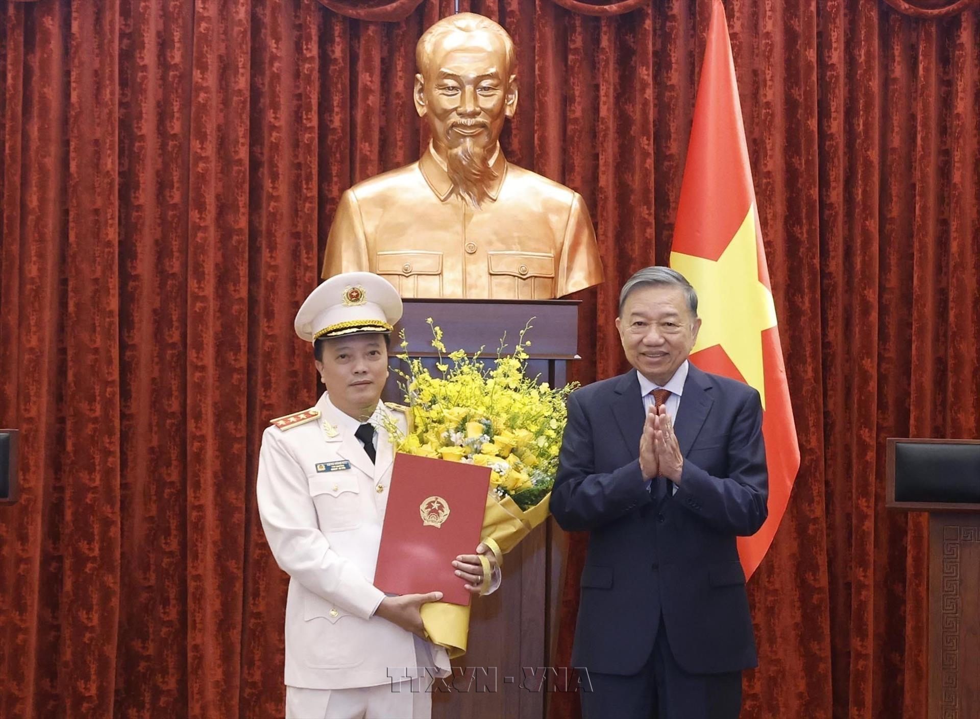 Tổng Bí thư, Chủ tịch nước Tô Lâm trao quyết định thăng quân hàm Thượng tướng cho Thứ trưởng Bộ Công an Đặng Hồng Đức