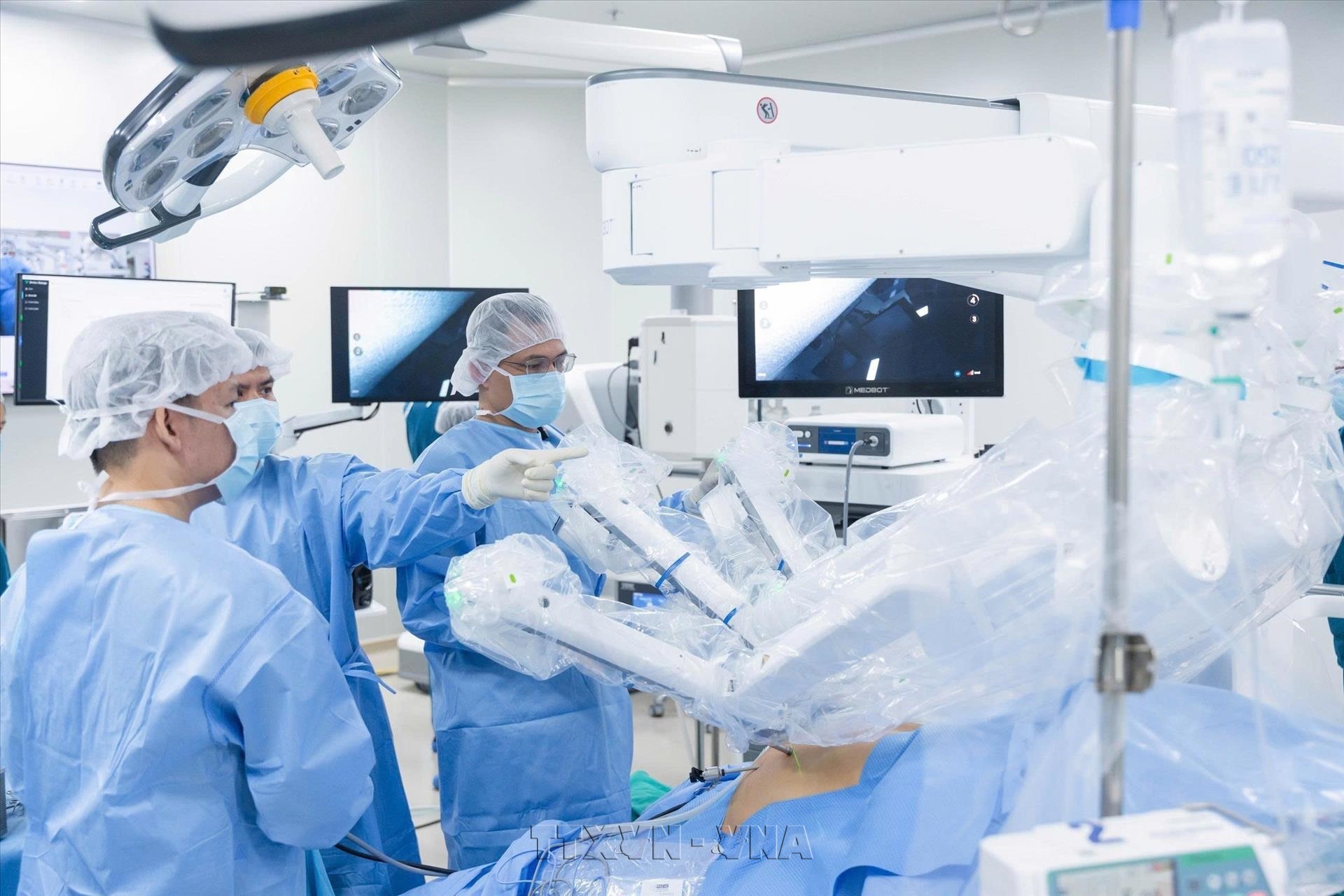 Une première au Vietnam : un réseau bidirectionnel de chirurgie robotique à distance entre Hanoï et Can Tho