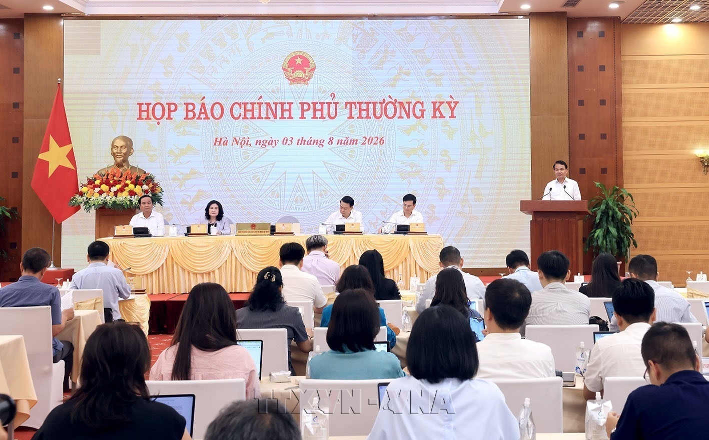 政府　引き続き国民と企業に寄り添う
