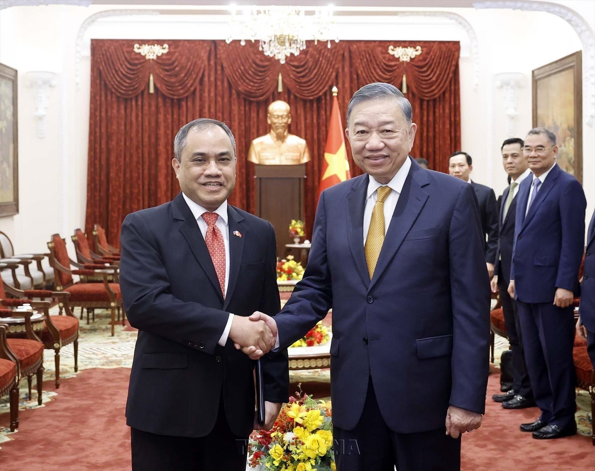 Top Leader Meets ASEAN Diplomats, Calls for United, Resilient ASEAN Community