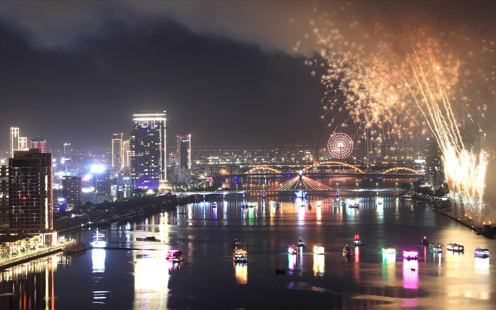 Đà Nẵng lung linh bên dòng sông Hàn