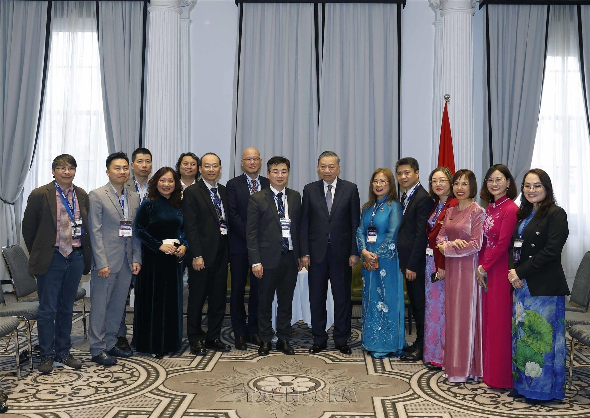 Top leader recieves Vietnamese intellectuals, scientists in Australia