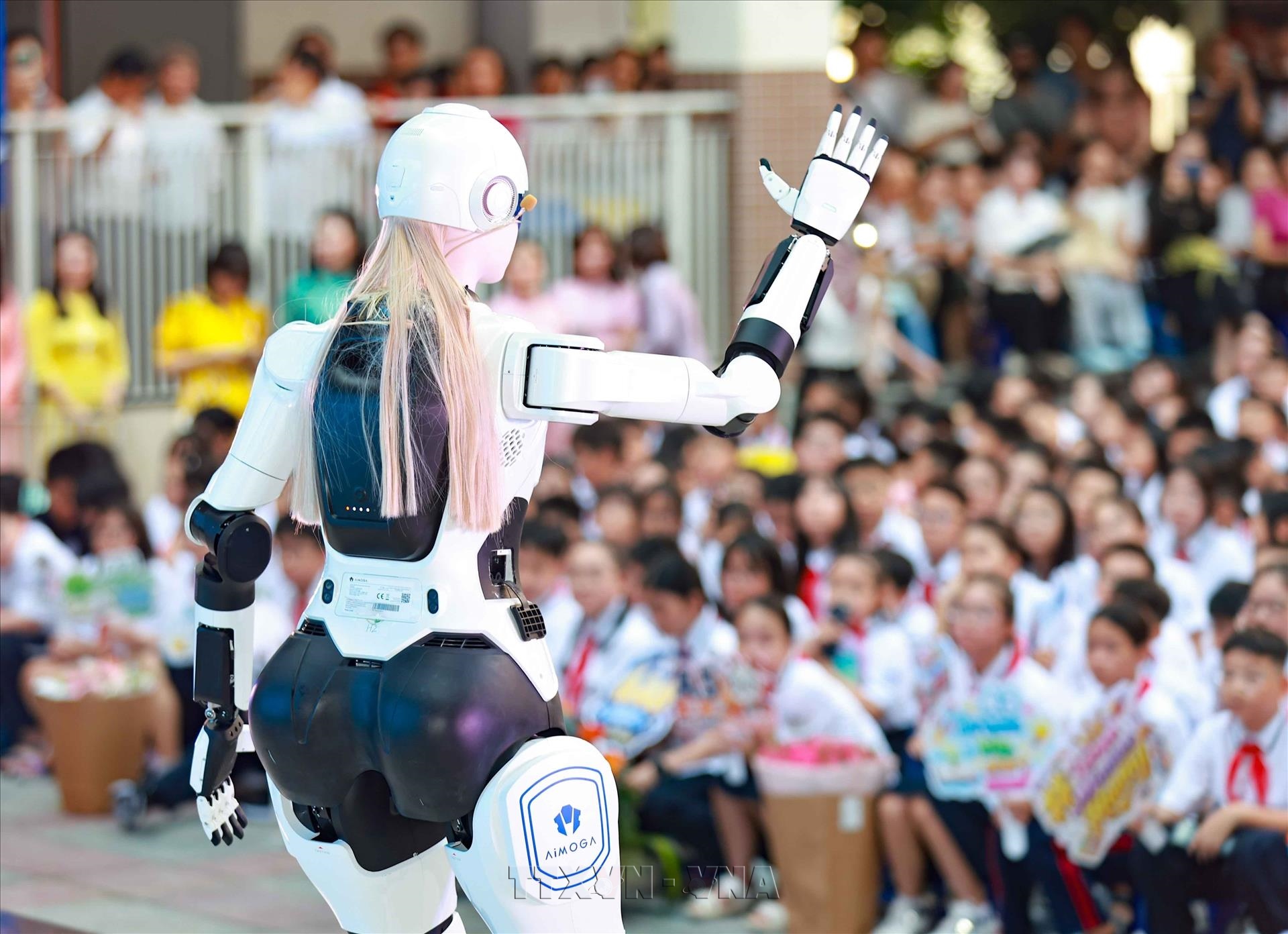 Robot AI hình người AIMOGA chào đón học sinh khối 6 trường THCS Giảng Võ sau sáp nhập