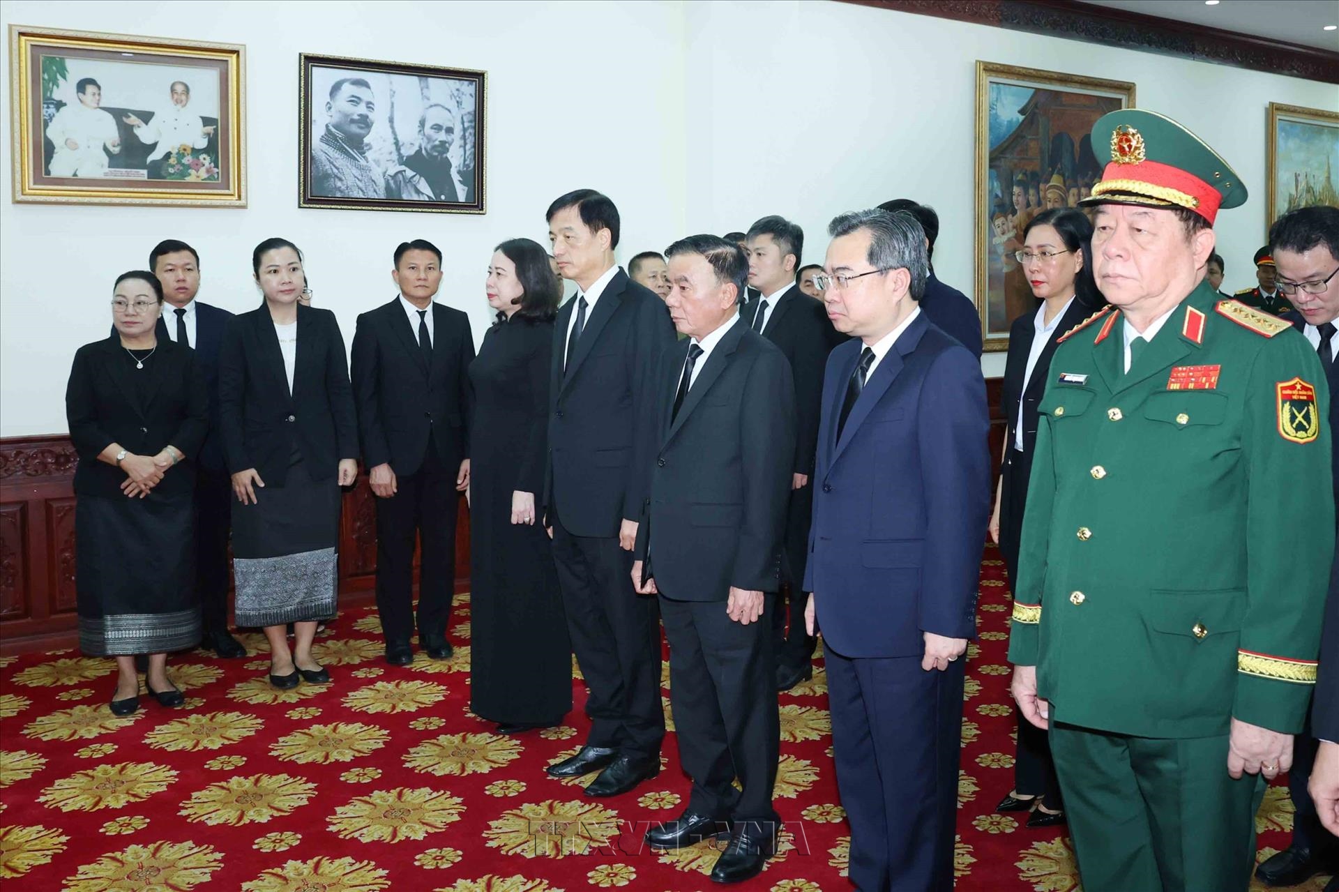 Thường trực Ban Bí thư Trần Cẩm Tú viếng Chủ tịch Quốc hội Lào Xaysomphone Phomvihane