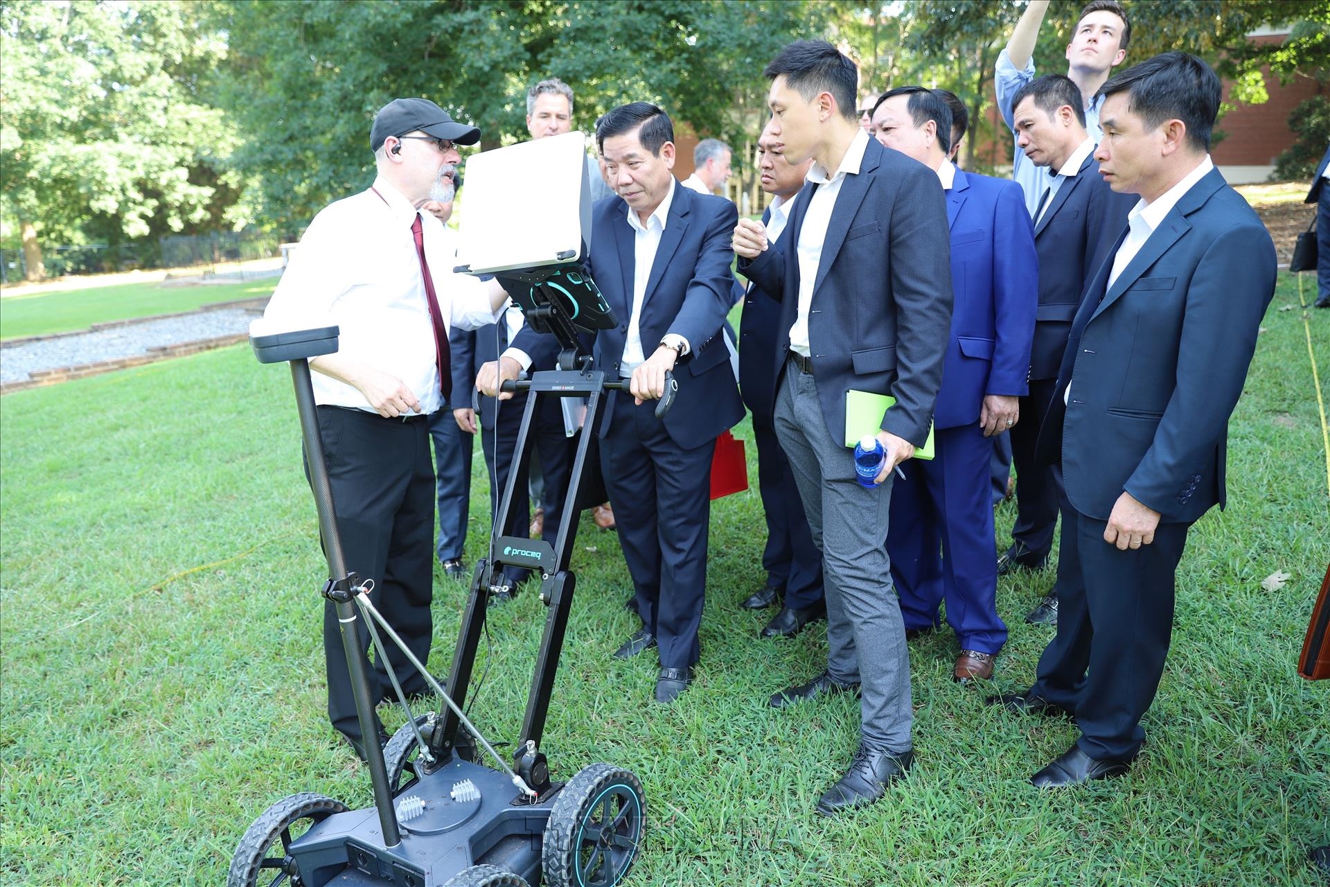 Le Vietnam senquiert des technologies américaines didentification des restes de martyrs