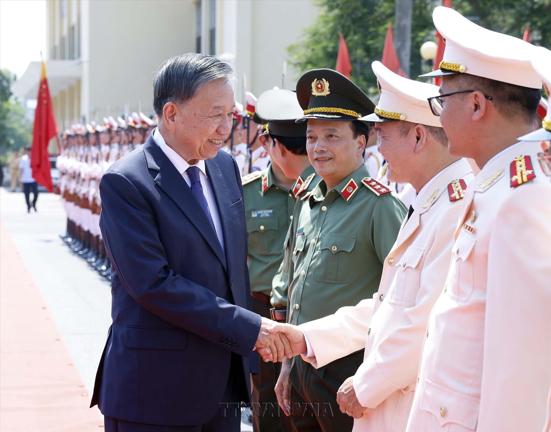 Máximo dirigente vietnamita visita Academia de Ingeniería y Tecnología de la Seguridad