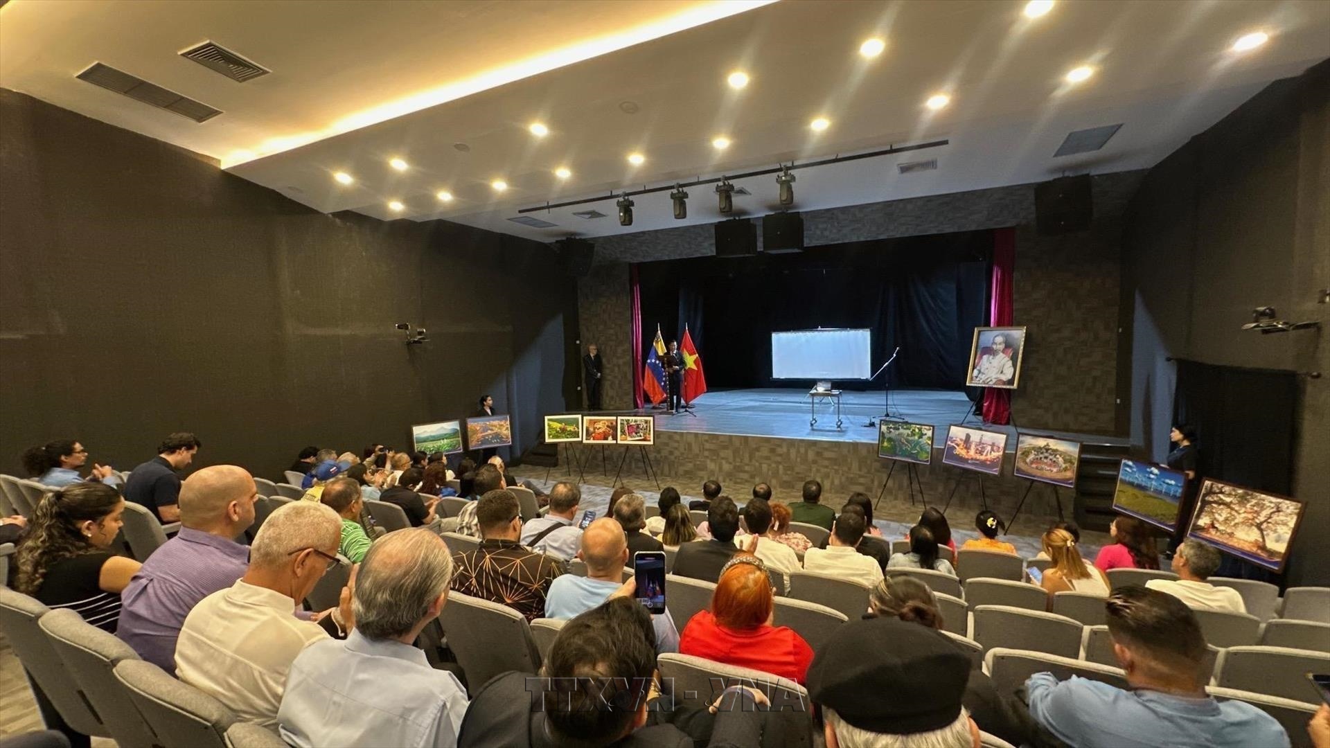 Le Venezuela célèbre les 81 ans de la Révolution dAoût du Vietnam