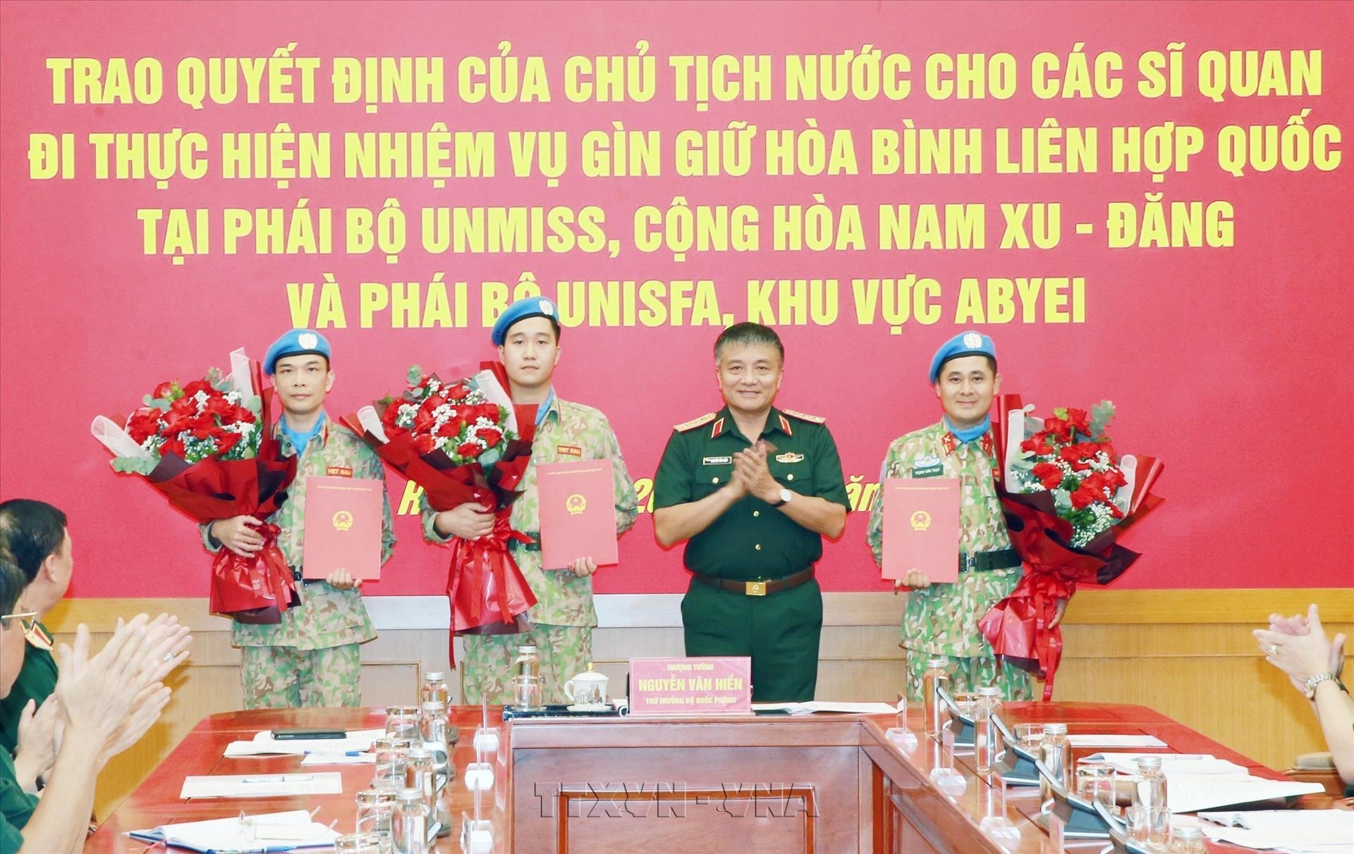 Trao Quyết định của Chủ tịch nước cho ba sĩ quan đi thực hiện nhiệm vụ gìn giữ hòa bình Liên hợp quốc