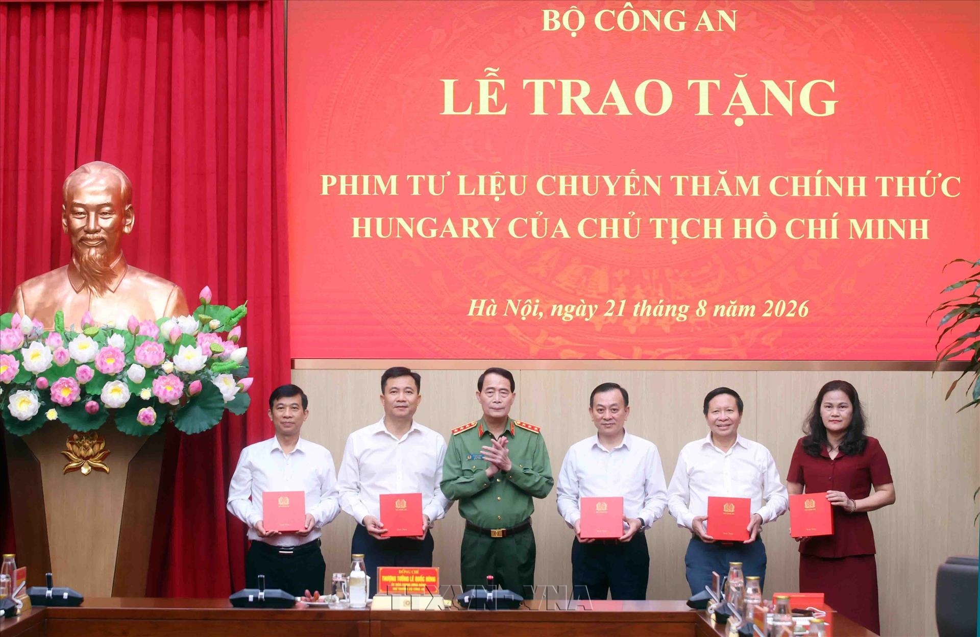 Bộ Công an trao tặng phim tư liệu quý về Chủ tịch Hồ Chí Minh