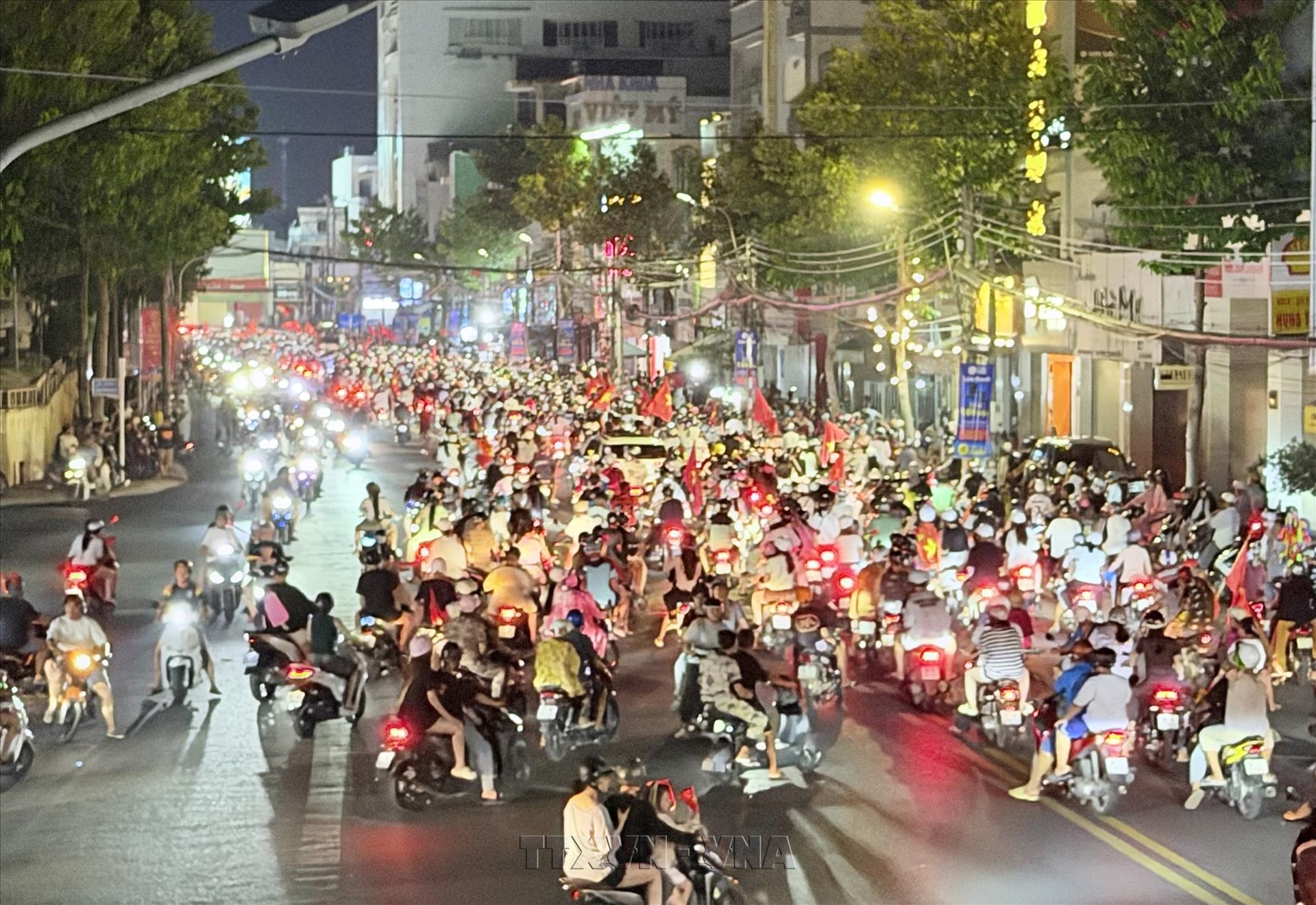 Chung kết lượt đi ASEAN Hyundai Cup 2026: Rực sắc đỏ mừng chiến thắng của đội tuyển Việt Nam