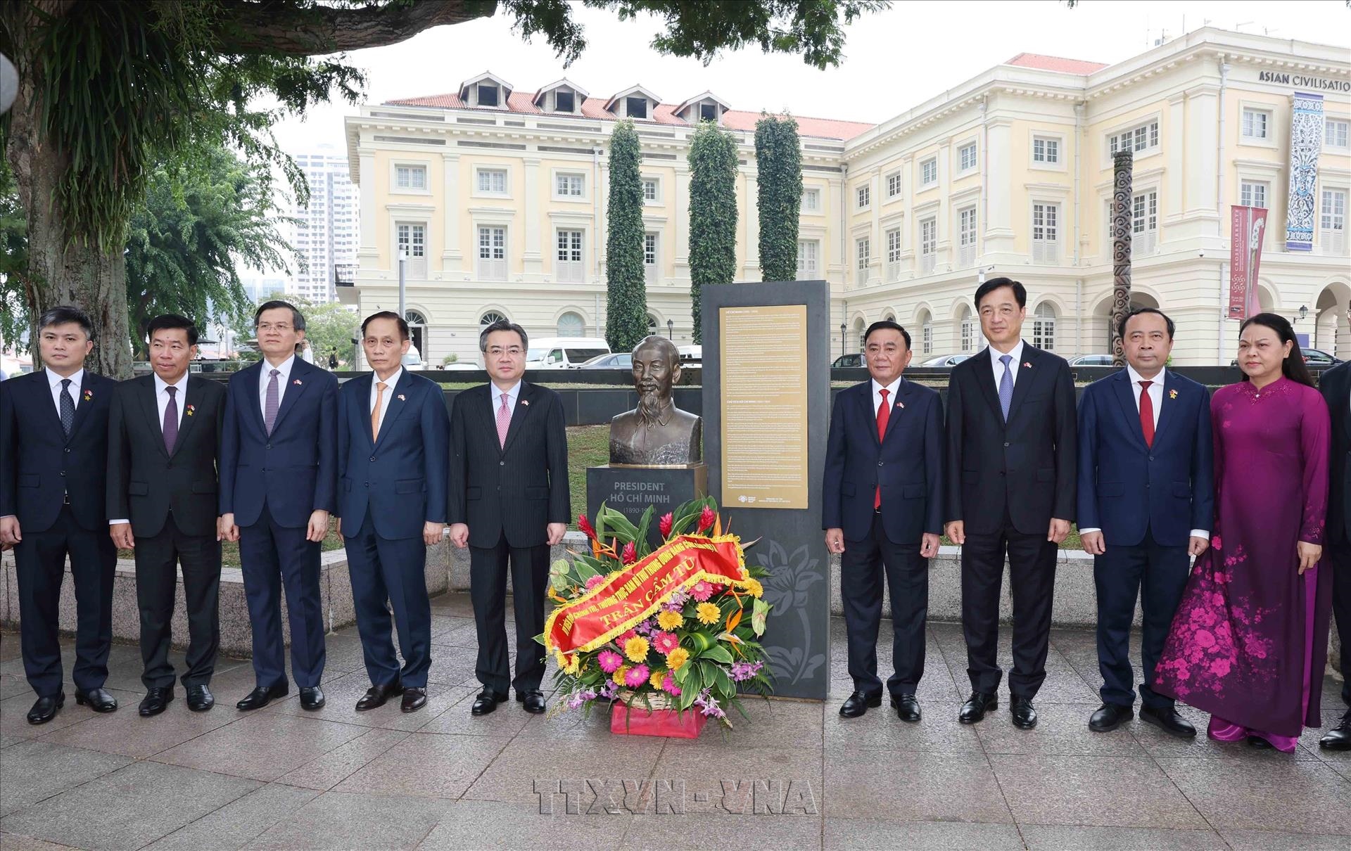 Alto dirigente vientamita rinde homenaje al Presidente Ho Chi Minh en Singapur