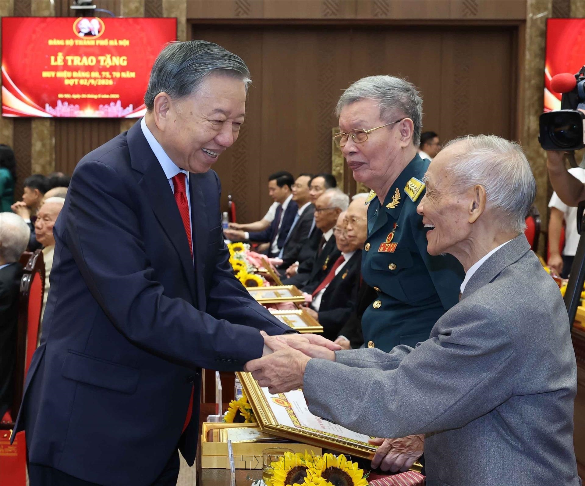 Tổng Bí thư, Chủ tịch nước Tô Lâm dự Lễ trao tặng Huy hiệu Đảng cho đảng viên lão thành của Thủ đô Hà Nội