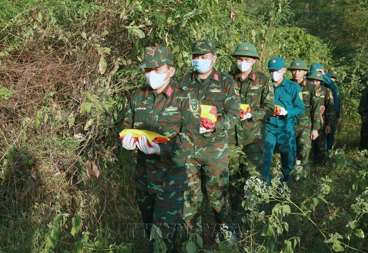 Băng rừng, vượt núi quy tập hài cốt liệt sĩ trên đỉnh núi Hòn Chảo