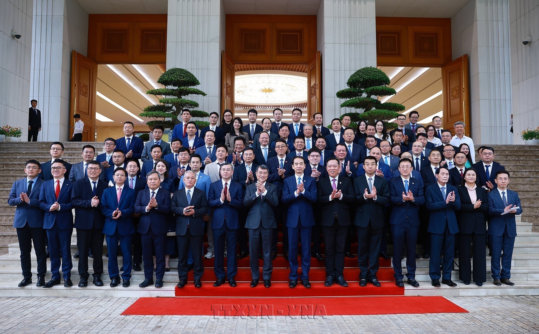 PM urges Chinese firms to increase investment with higher quality, advanced technologies