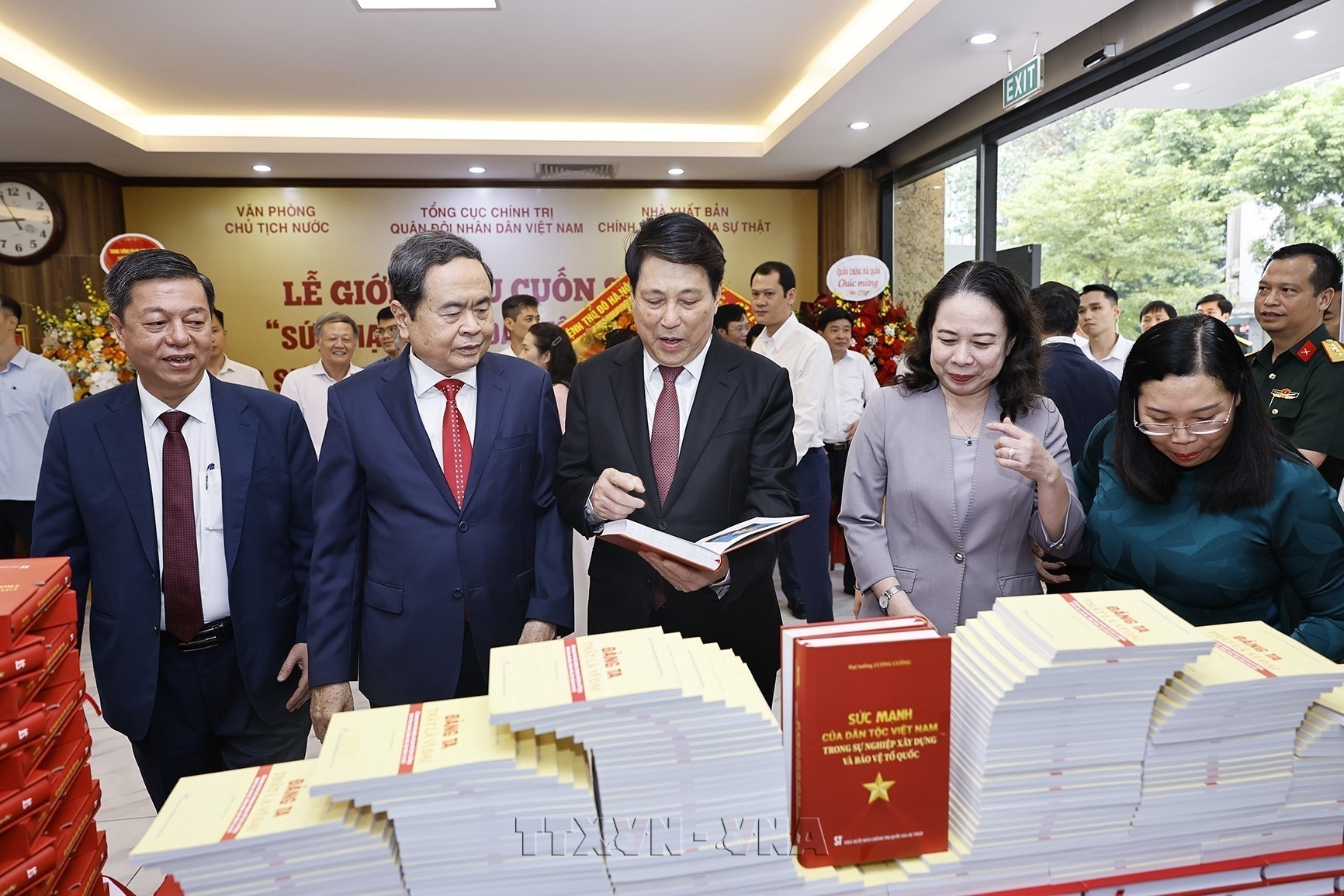 Chủ tịch Quốc hội Trần Thanh Mẫn dự lễ giới thiệu sách của nguyên Chủ tịch nước Lương Cường