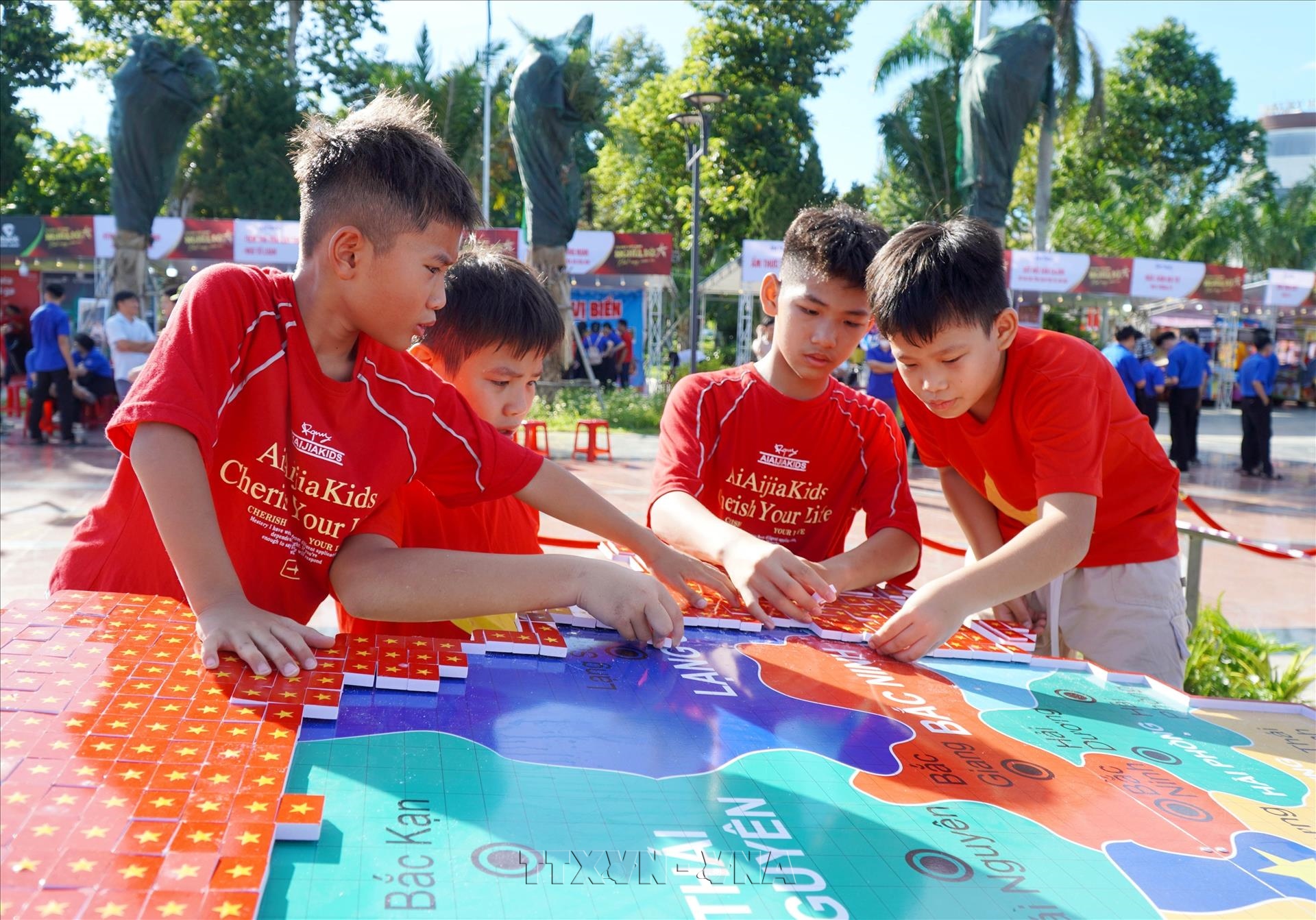 Quang Ngai: 8,100 national flags form shape of Vietnam