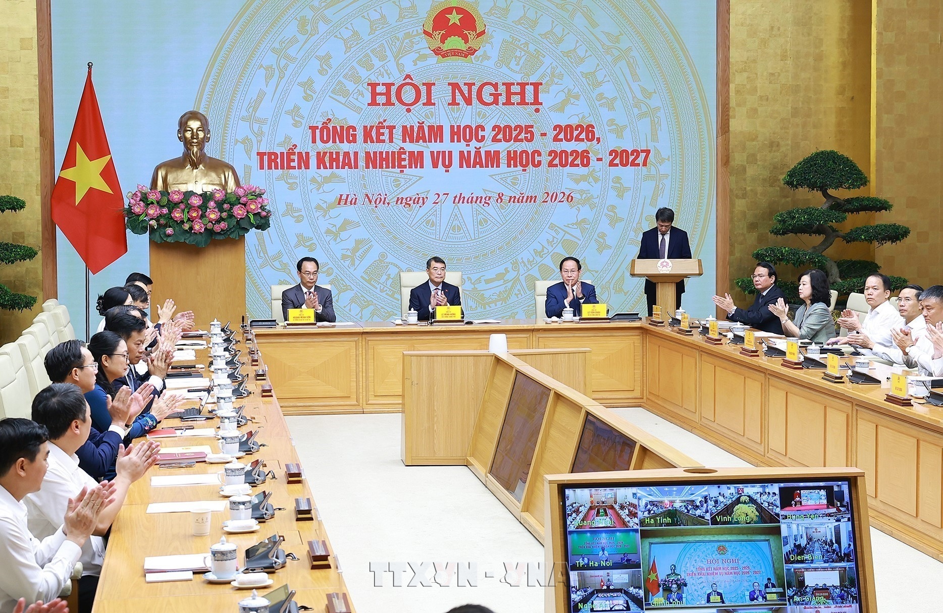 Premier vietnamita exige avance en educación y formación