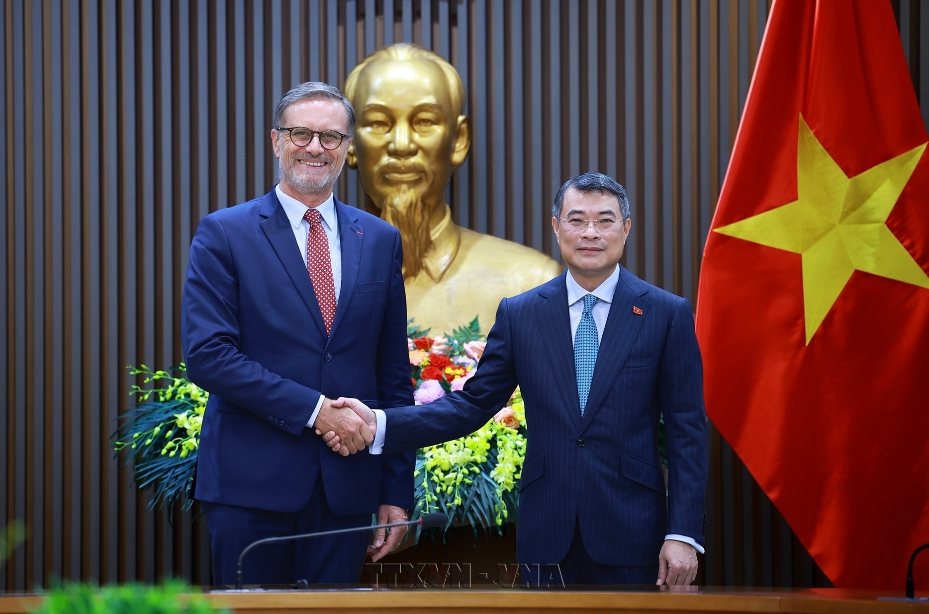 Vietnam concede gran importancia a sus relaciones con Francia, afirma premier