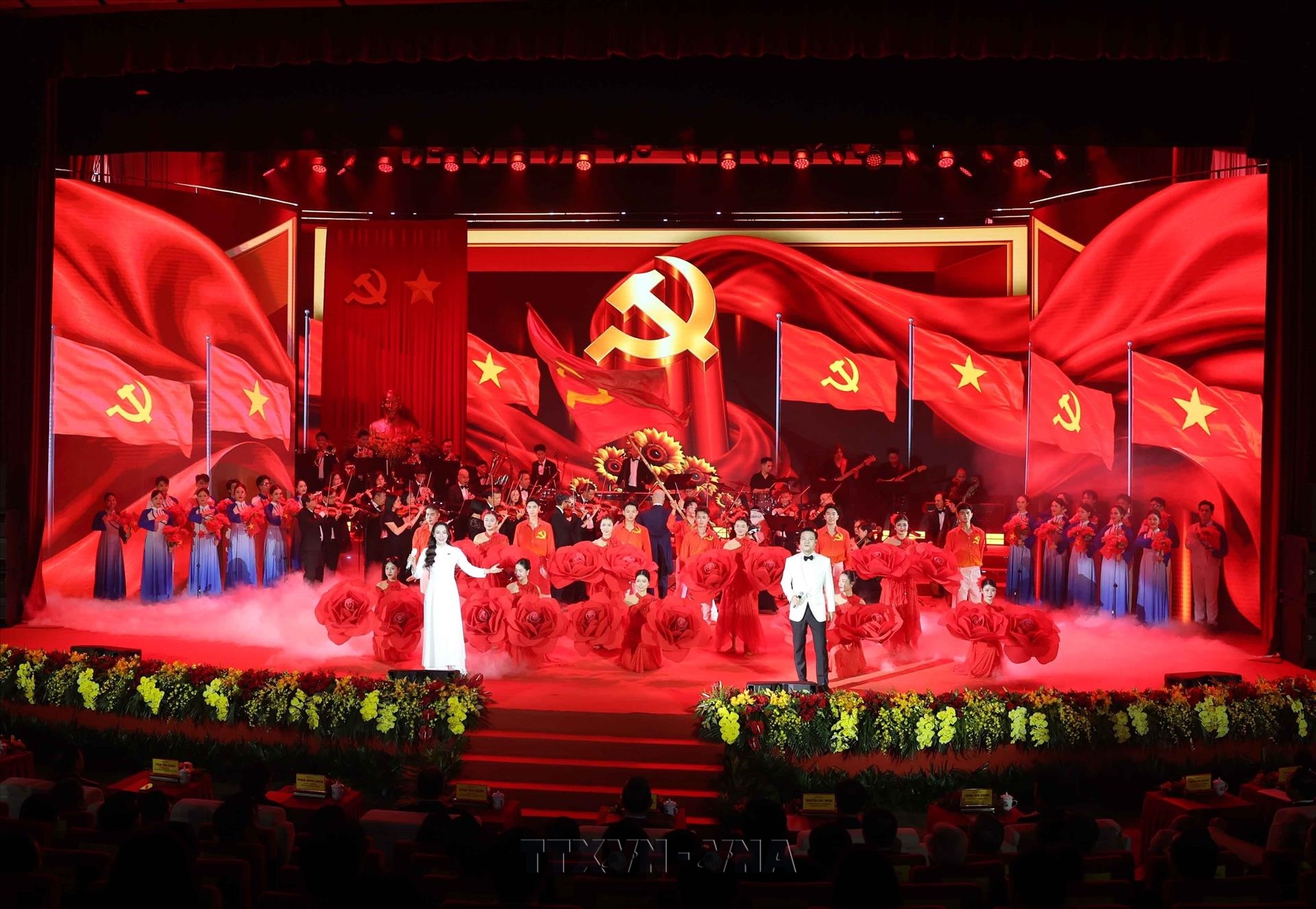 Top leader attends ceremony announcing establishment of Quang Ninh city