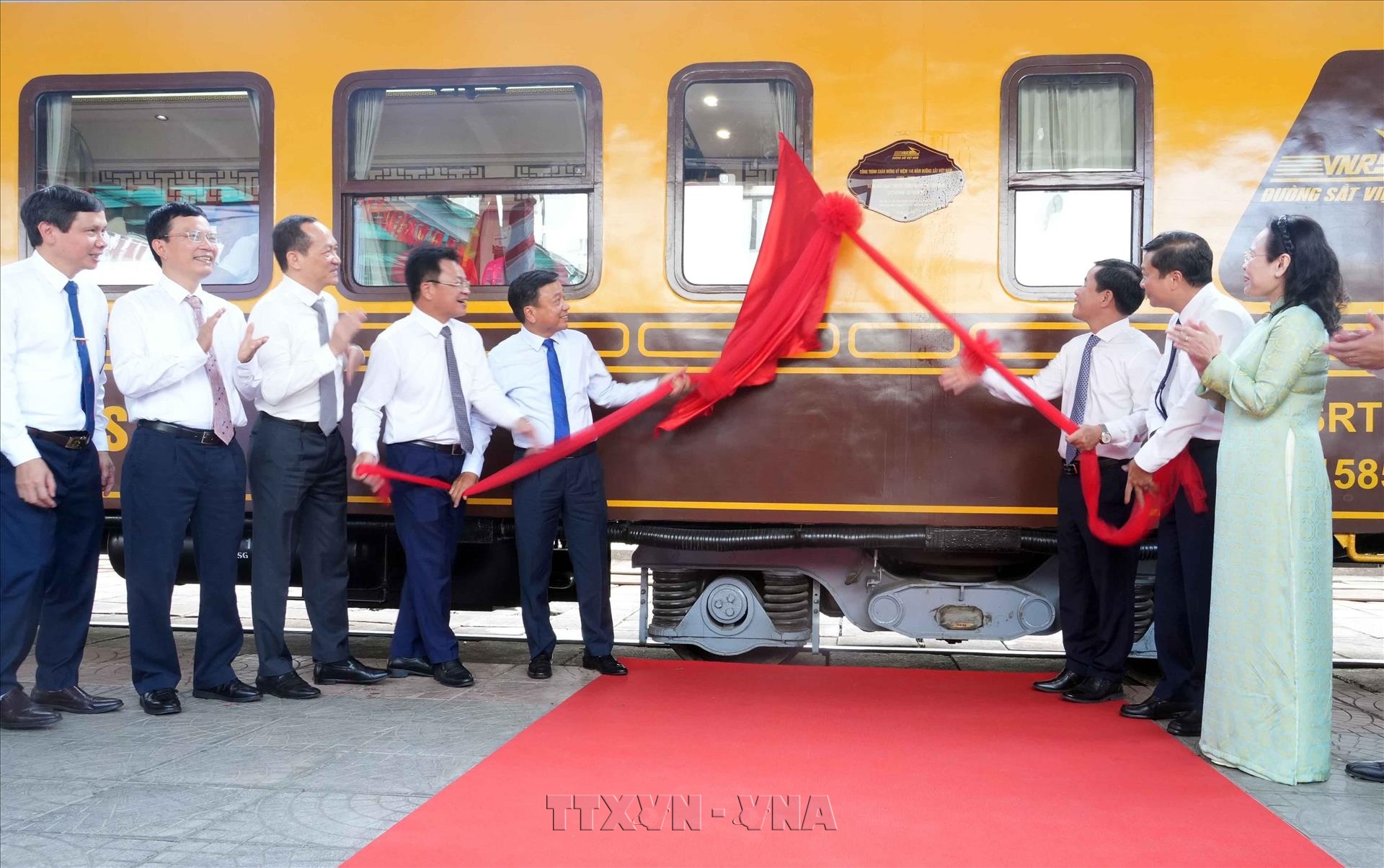 Tourist train linking Phong Nha and Hue heritage sites launched