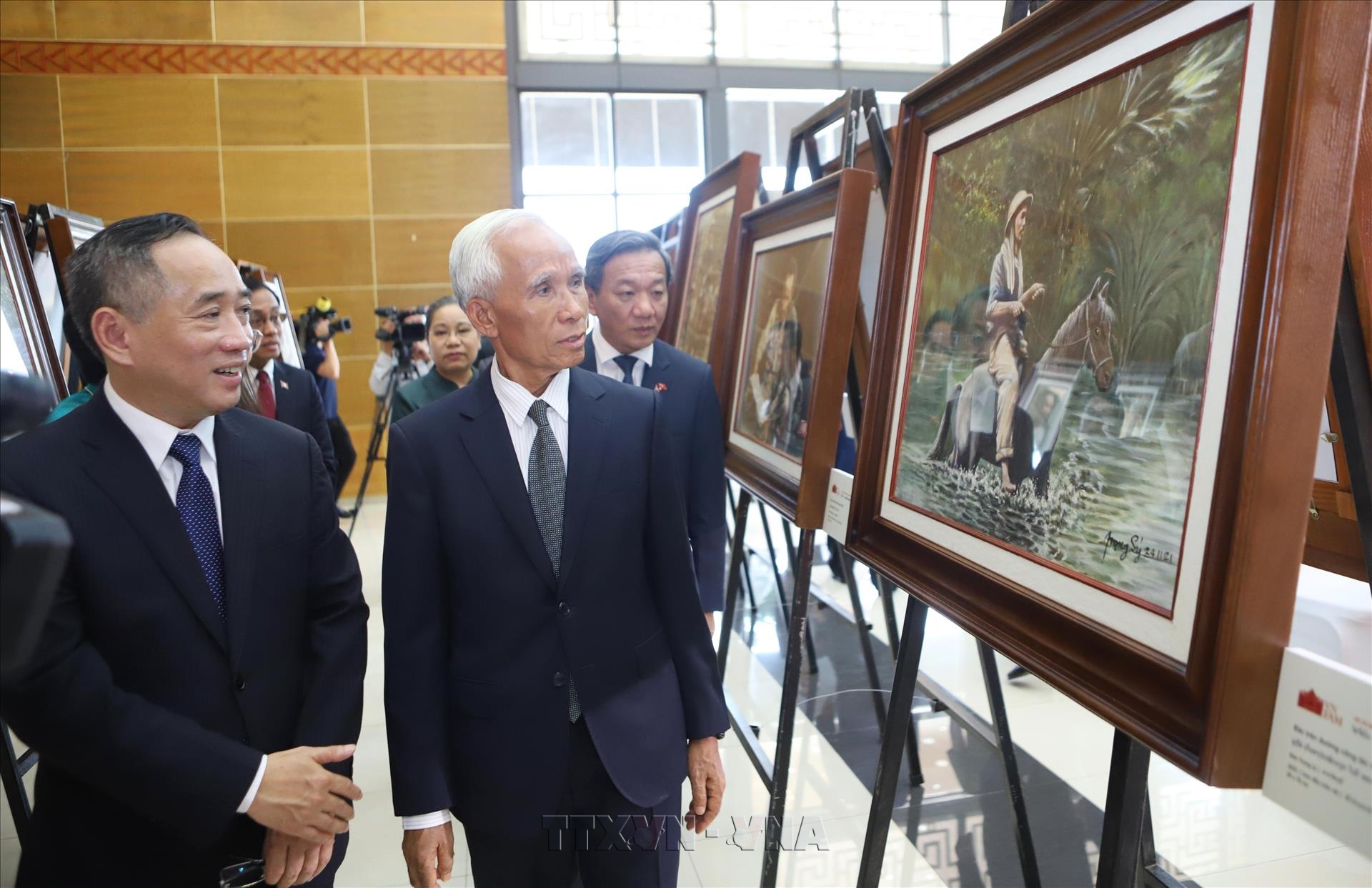 Exhibition featuring paintings of President Ho Chi Minh opens in Laos