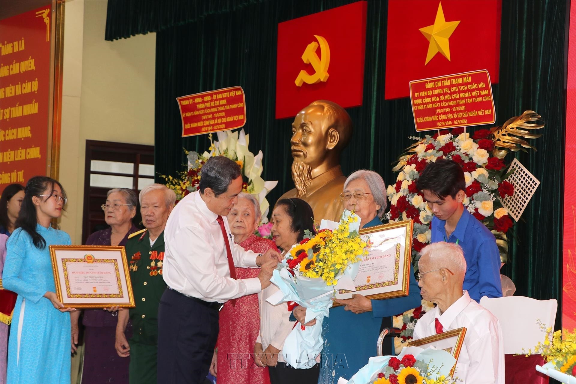 Chủ tịch Quốc hội Trần Thanh Mẫn trao Huy hiệu Đảng tặng các đồng chí lão thành cách mạng