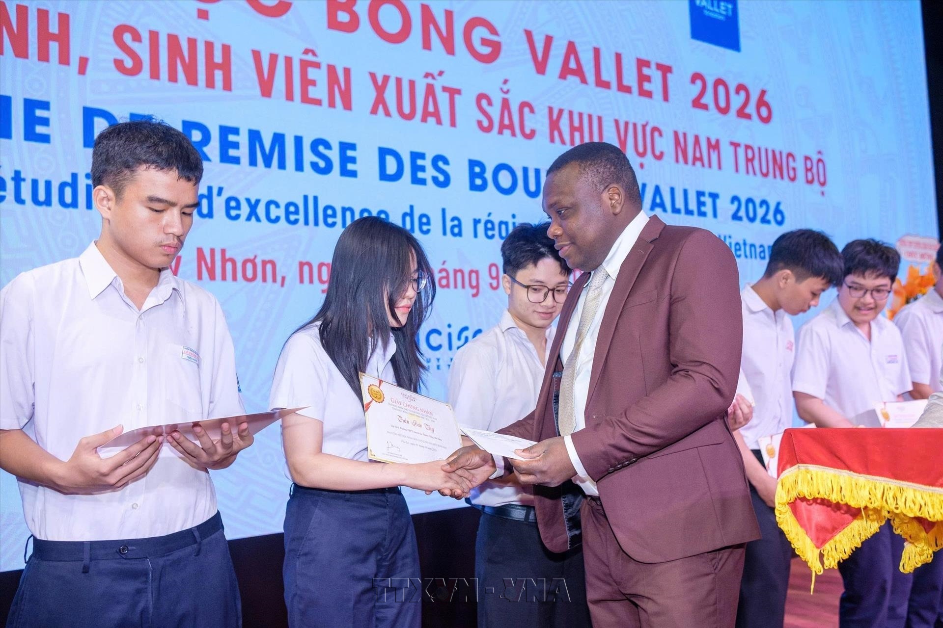 Trao 314 học bổng Vallet tiếp sức học sinh, sinh viên xuất sắc miền Nam Trung Bộ